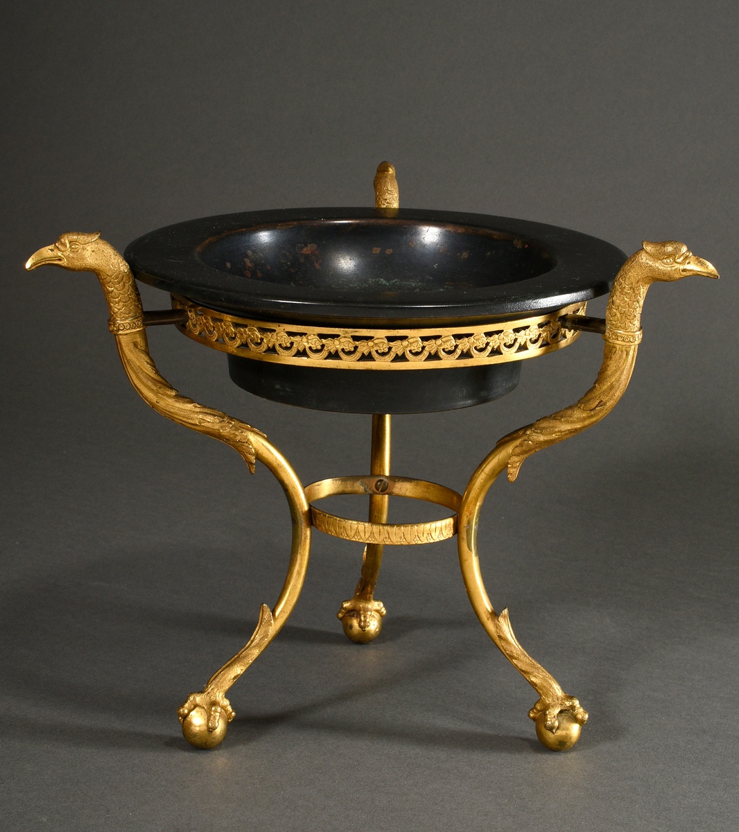 Empire centrepiece with fire-gilt bronze frame of 3 eagle heads and eagle mounts on spheres and ope