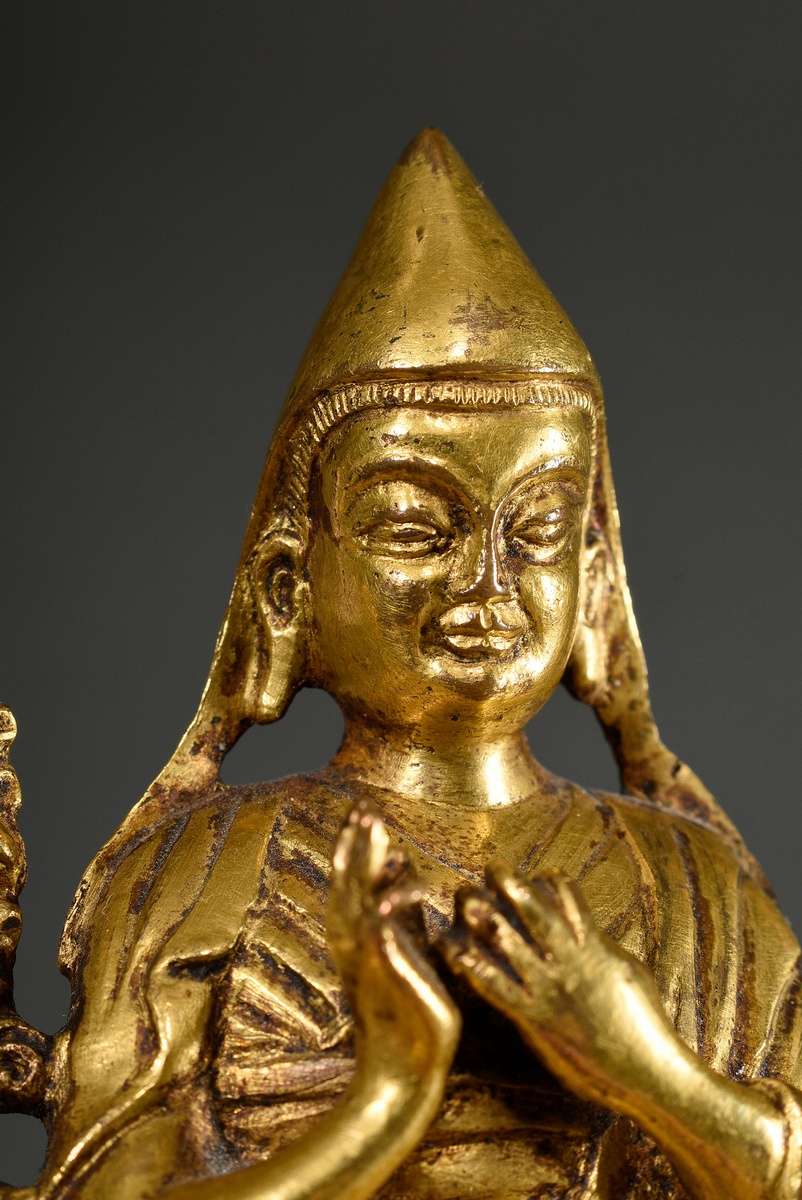 Fire-gilt bronze figure "Tsongkhapa", verso vajra mark, Tibet 18th century, h. 10,5cm, base unopene - Image 6 of 6