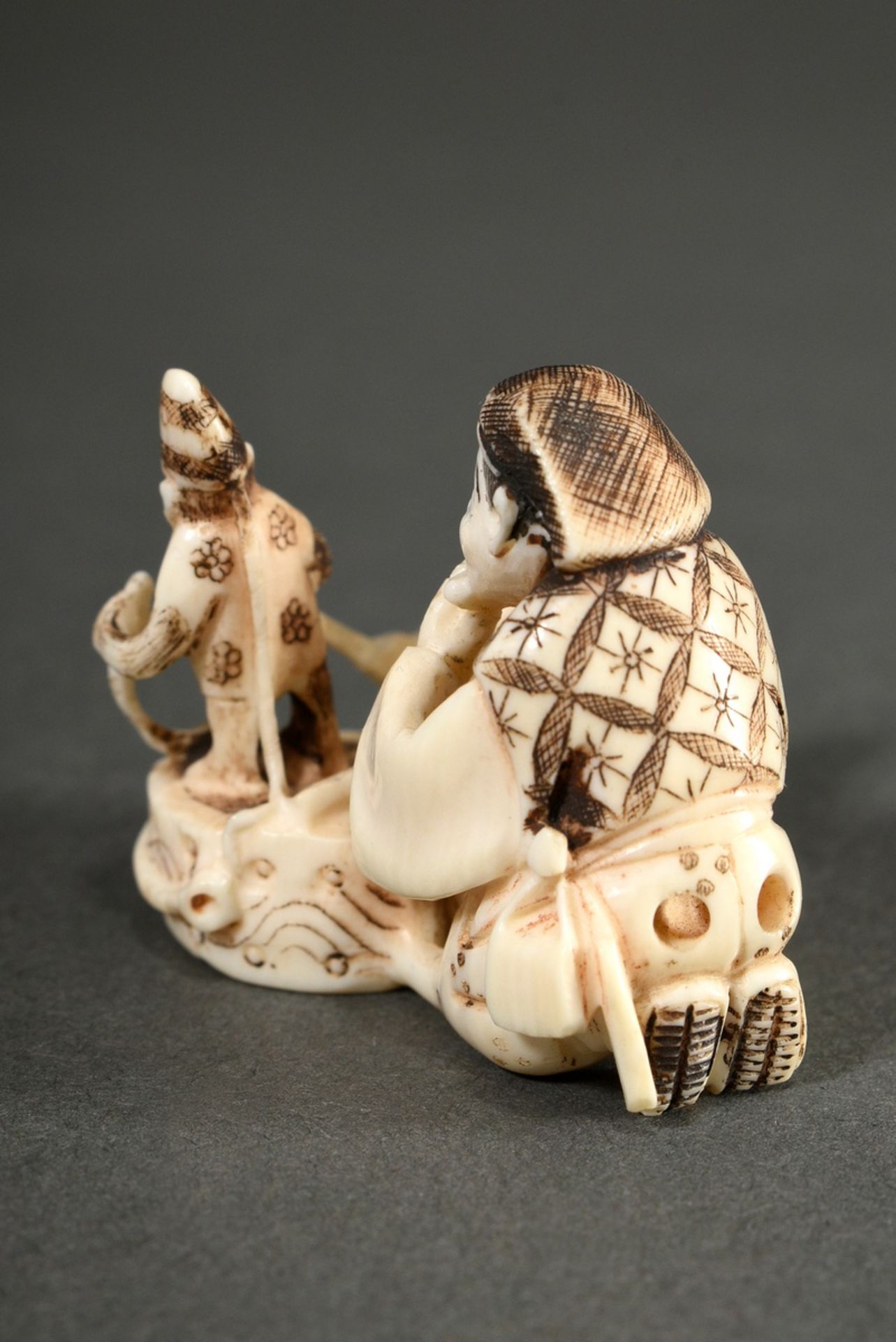 2 Diverse Elfenbein Netsuke und Schnitzerei: "Schauspieler mit Wendekopf und Kalebasse" (sign. Shôz - Bild 4 aus 13