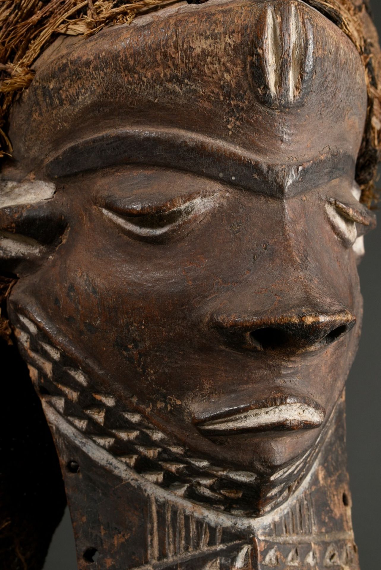 Kiwoyo Maske der Pende, Zentral Afrika/ Kongo (DRC), frühes 20.Jh., Holz mit Pigmentspuren und Pfla - Bild 6 aus 19