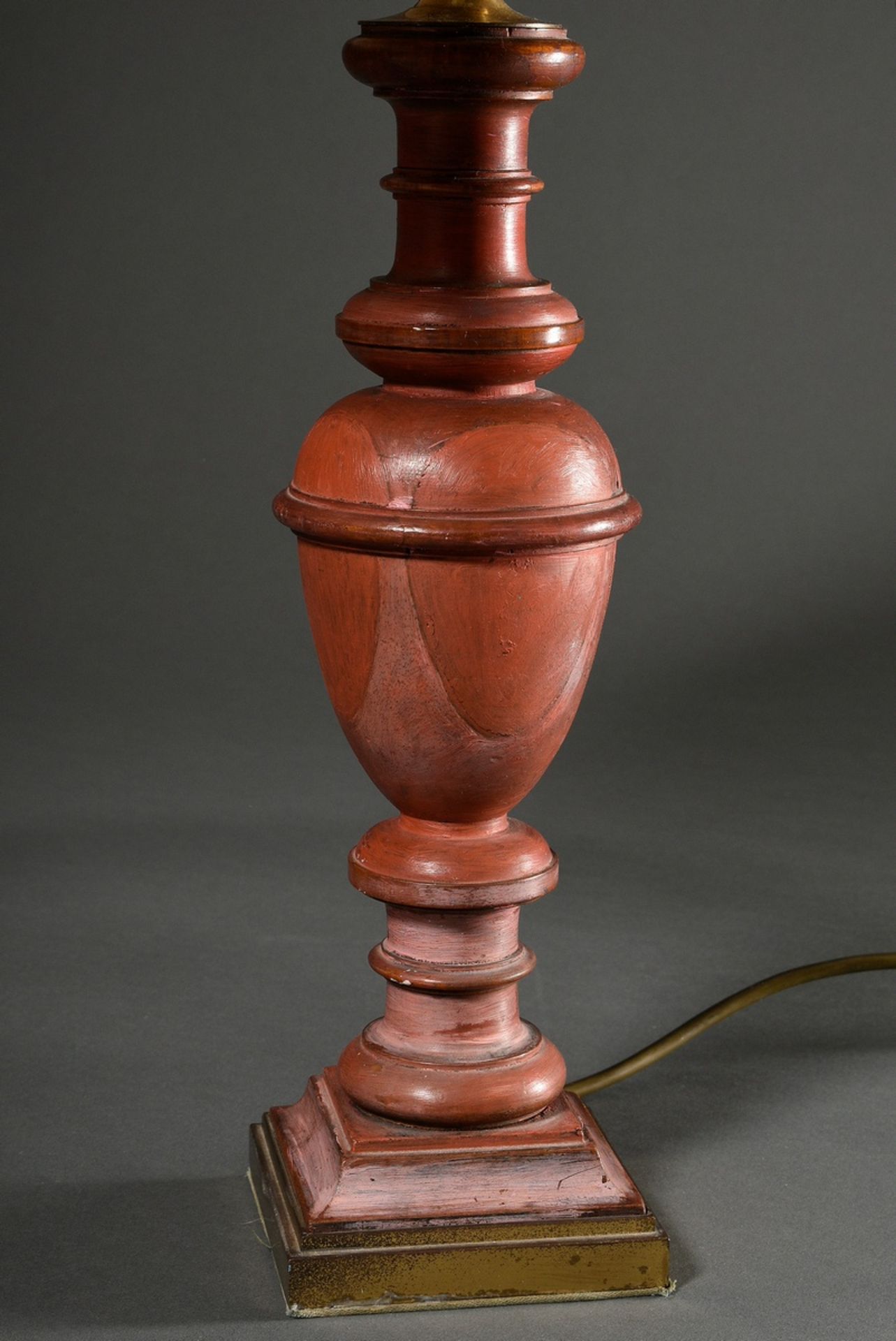 Tischlampe mit gedrechseltem Balusterkorpus auf eckiger Plinthe, Holz, rostrot gefasst, H. 63cm - Bild 2 aus 4