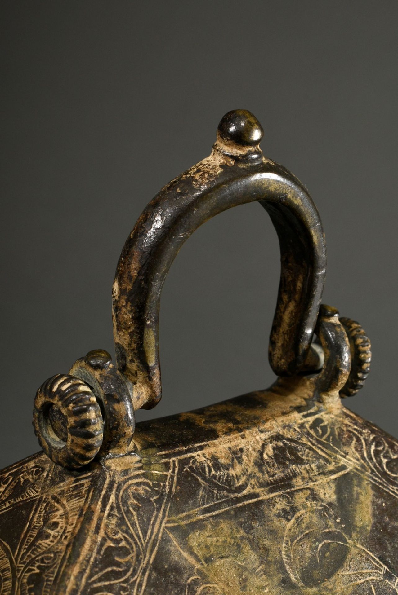 Indopersische Bronze Schatulle mit rechteckigem Korpus und dachförmigem Deckel sowie allseitigen Gr - Bild 4 aus 13