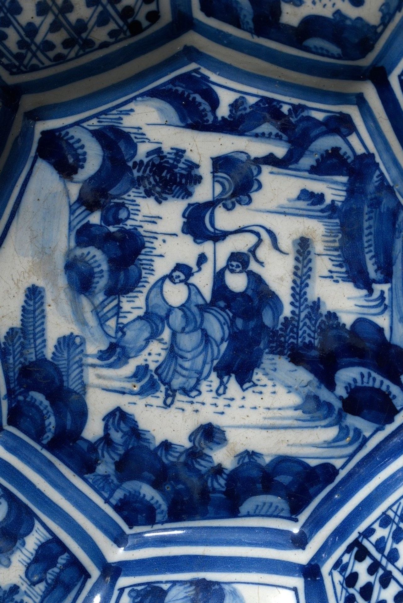 Faience humpback plate with chinoiserie decoration in blue painting, probably Frankfurt, 18th centu - Image 7 of 8