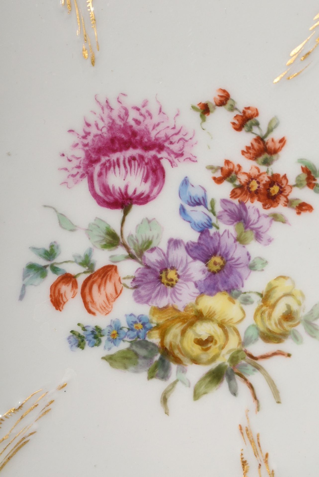 KPM Teller mit polychromer Hausmalerei "Blumen" sowie reicher Goldstaffage auf sechsfach eingezogen - Bild 3 aus 6