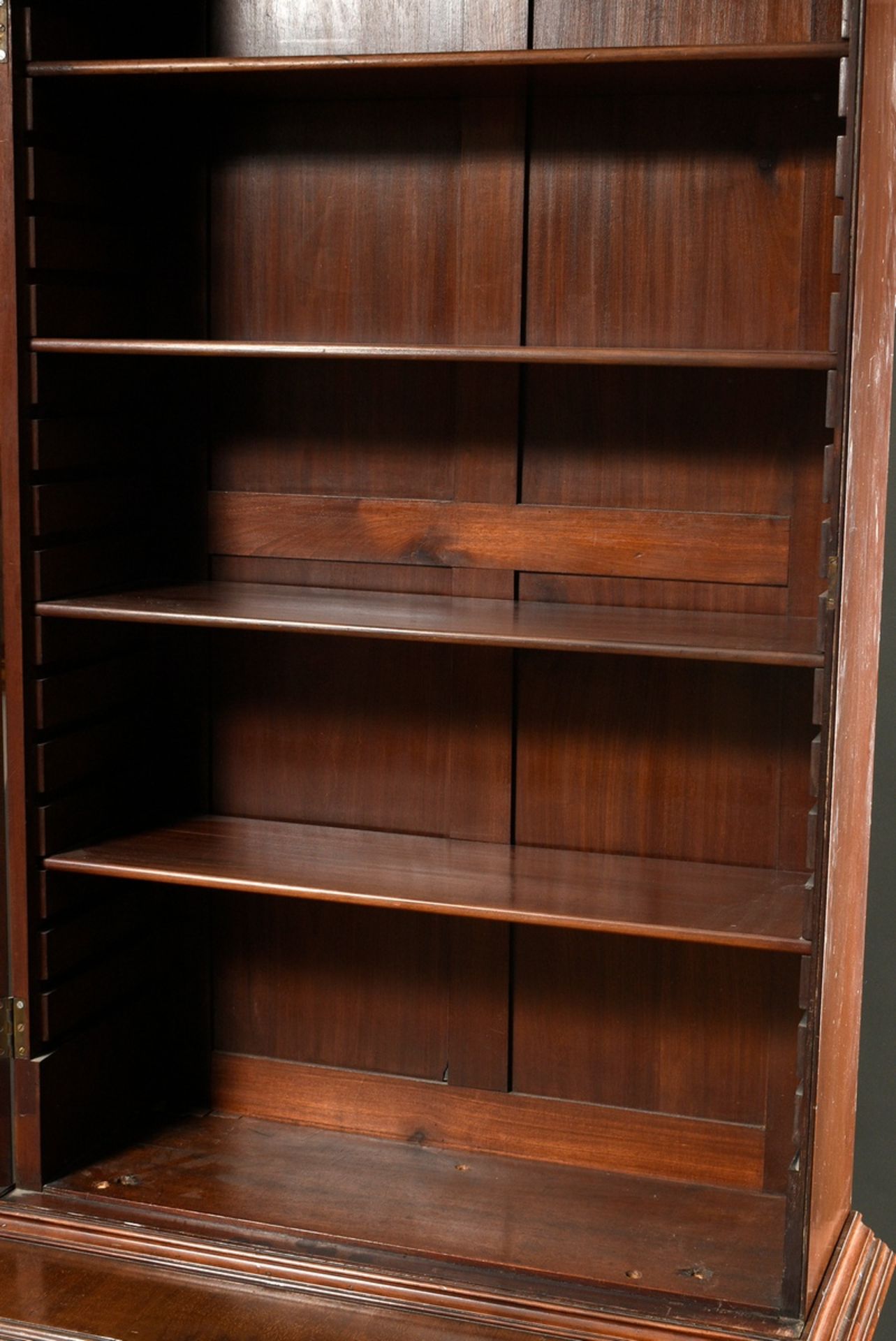 2 Englische Bookcase Bibliotheksschränke mit Rundgiebeln und floralen Schnitzerei Reliefs im Neocla - Bild 4 aus 14