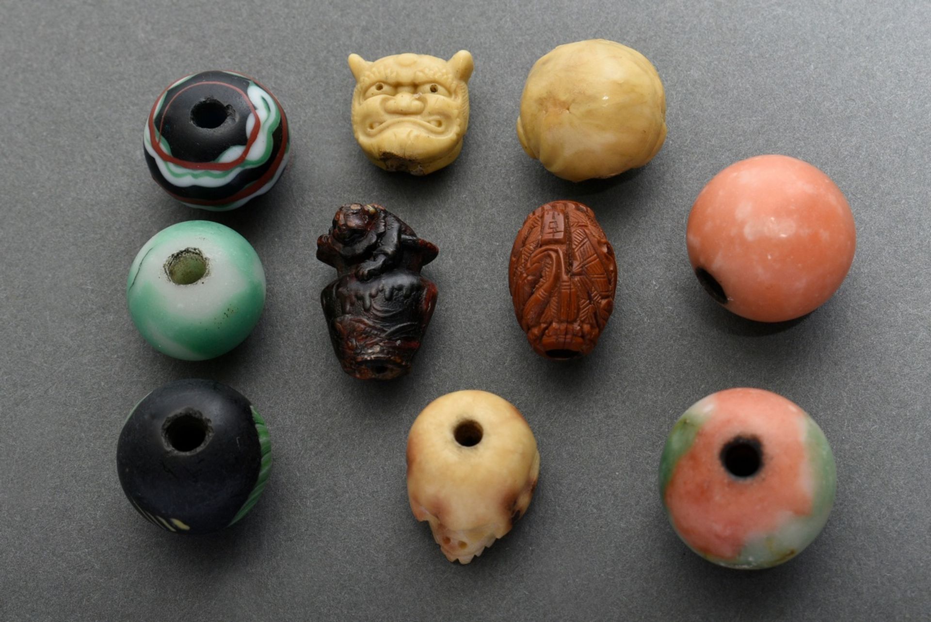 10 Diverse Ojime (緒締め) Perlen aus verschiedenen Materialien: 1 geschnitzter Obstkern (sign.), 1 Bei - Bild 3 aus 7