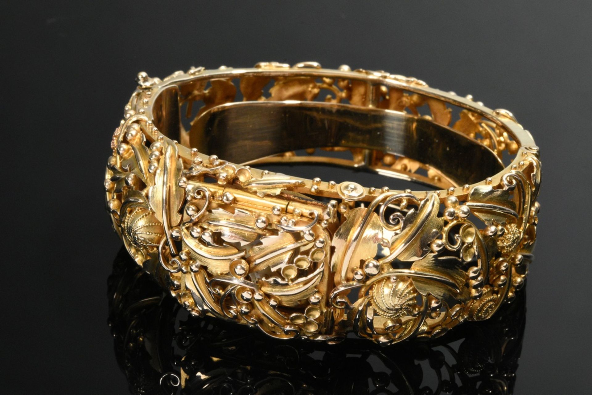 Oval yellow gold 585 bangle with hidden Wagner watch under hinged cover, leaf and flower ornaments  - Image 5 of 6