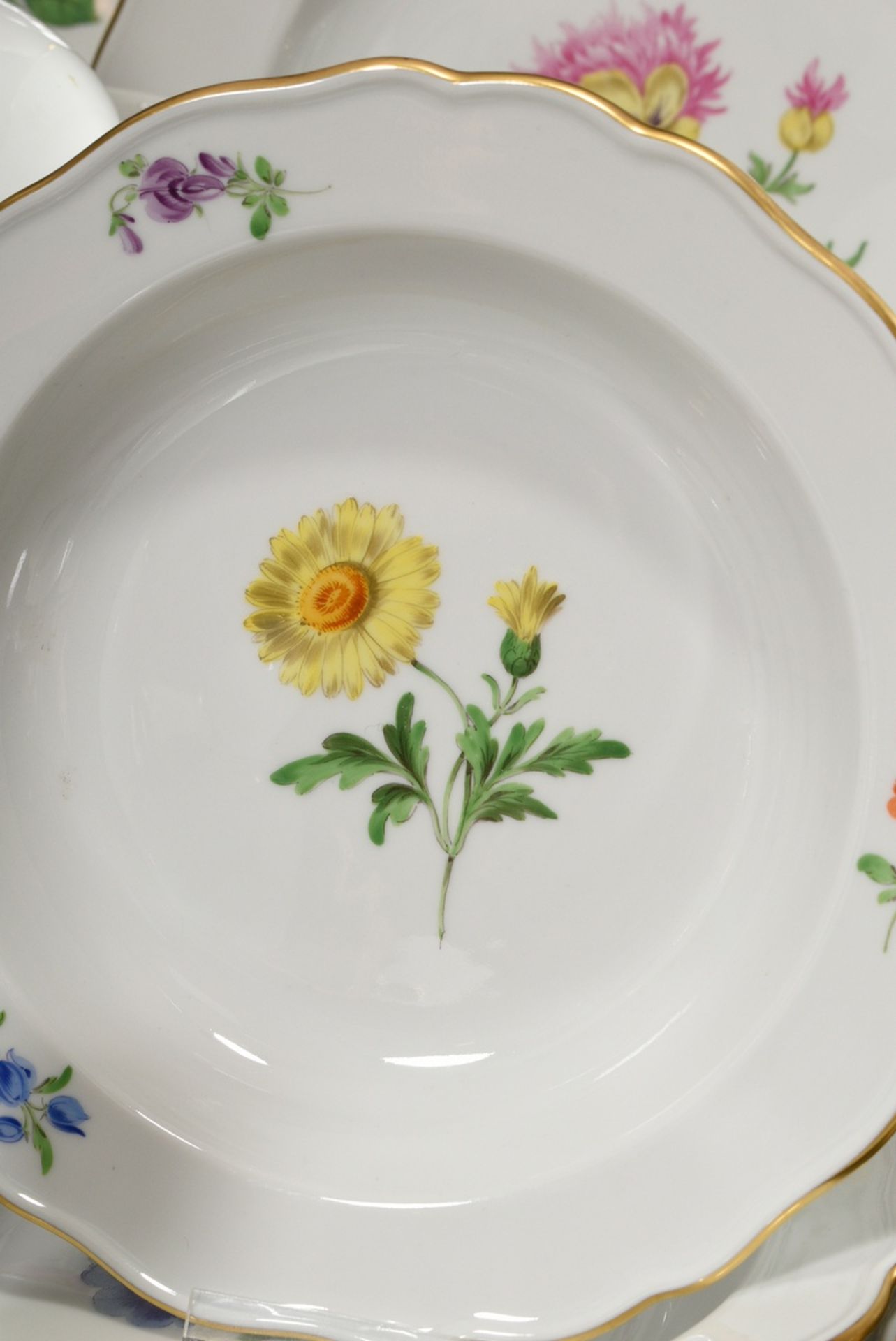 46 Teile Meissen Ergänzungsservice "Deutsche Blume", nach 1950, bestehend aus: 1 Deckelterrine (H.  - Bild 8 aus 10