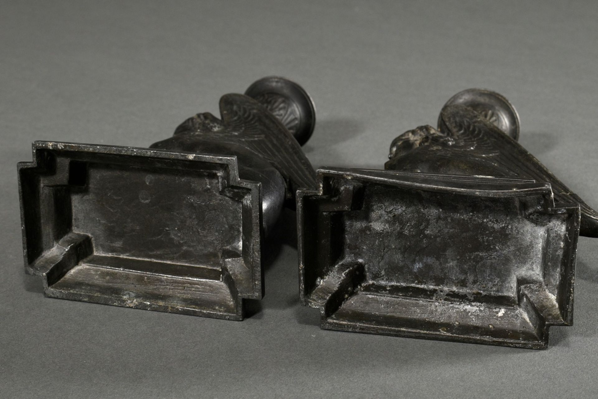 Paar Eisen "Spinx" Leuchter in klassizistischer Façon auf eckigen Postamenten, 2. Hälfte 19.Jh., 17 - Bild 4 aus 4