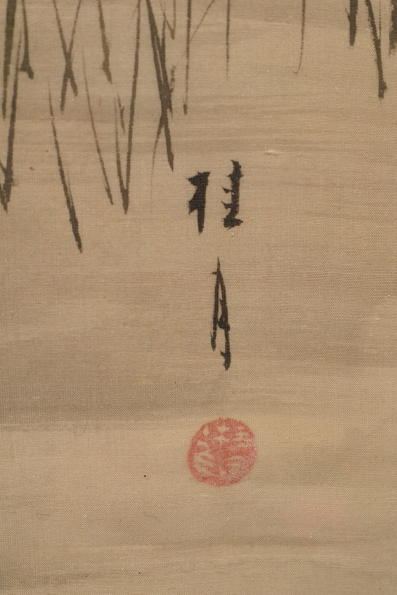 Japanische Seidenmalerei "Möwen" in Eichenrahmen, u.r. Siegelsignatur, um 1900, 84,5x63,5cm, Rahmen - Bild 4 aus 6