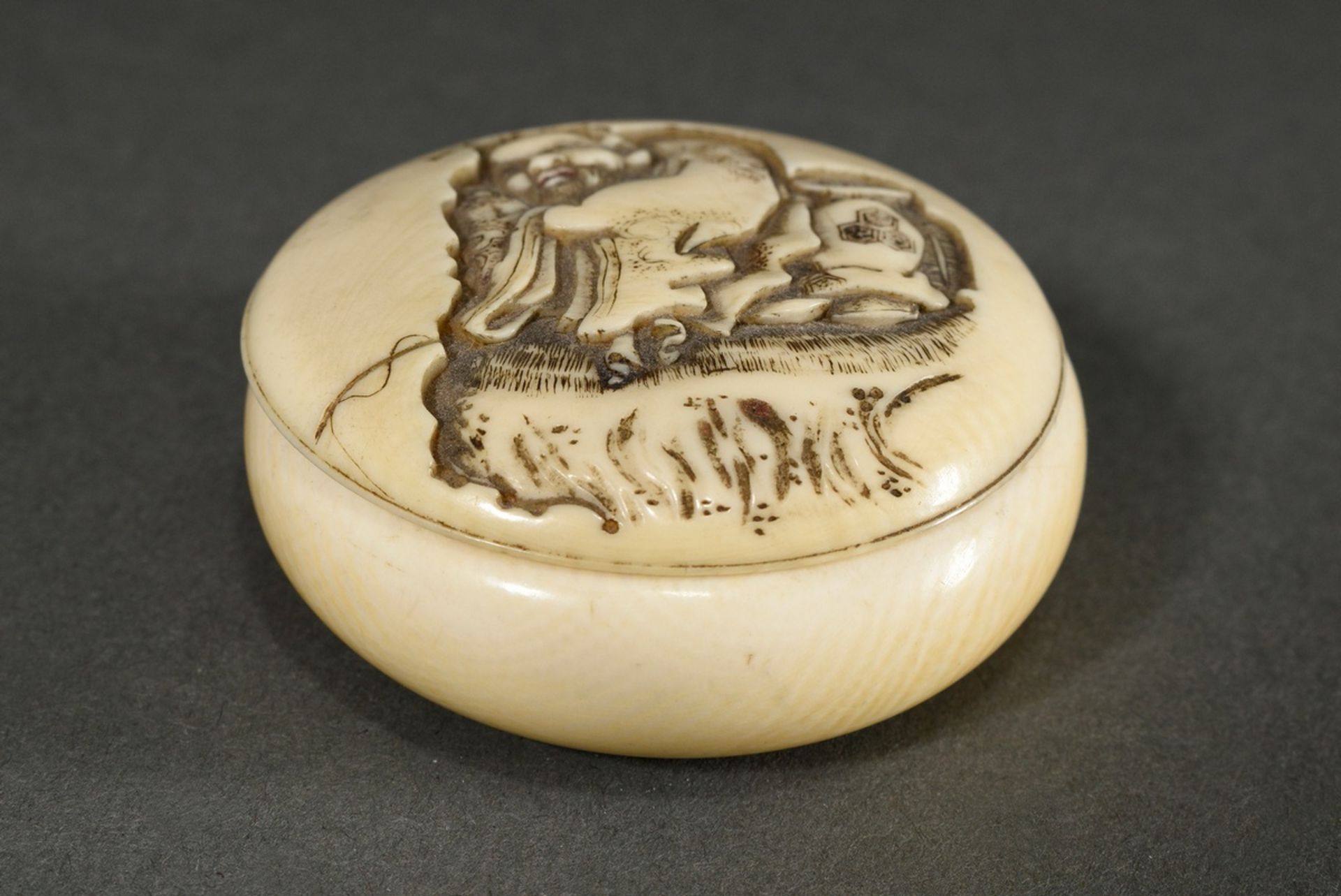 2 Diverse Elfenbein Manju Netsuke mit Reliefdarstellungen, Japan, 2.Hälfte 19.Jh.: 1 "Karako mit Da - Bild 3 aus 14