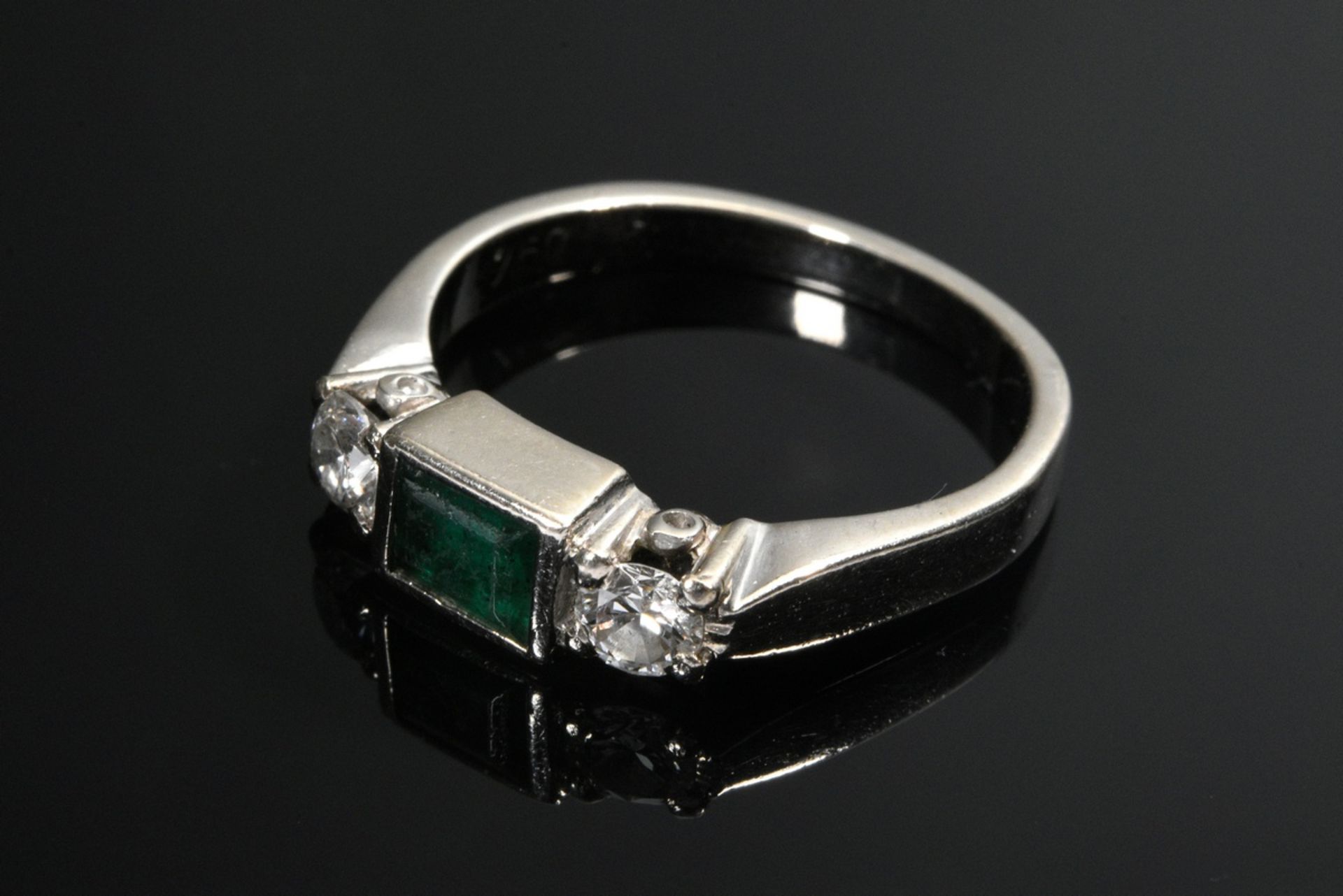 White gold 750 band ring with faceted emerald and diamonds (together approx. 0.40ct/SI-P1/TCR), 4g, - Image 2 of 3