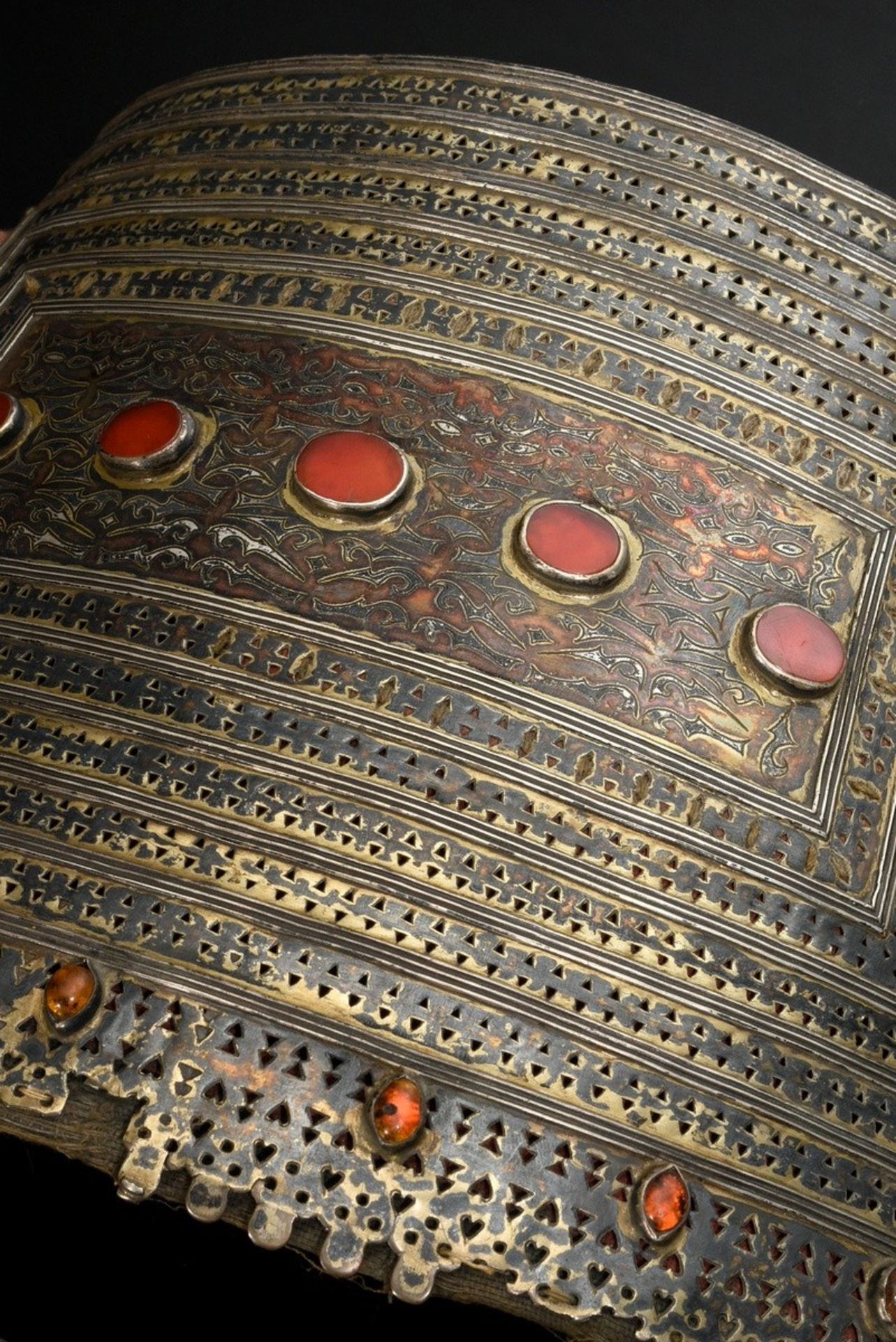 Großer Tekke Turkmenen Haubenschmuck „Egme“ aus vegetabil feuervergoldetem, durchbrochenem Silberbl - Bild 3 aus 5