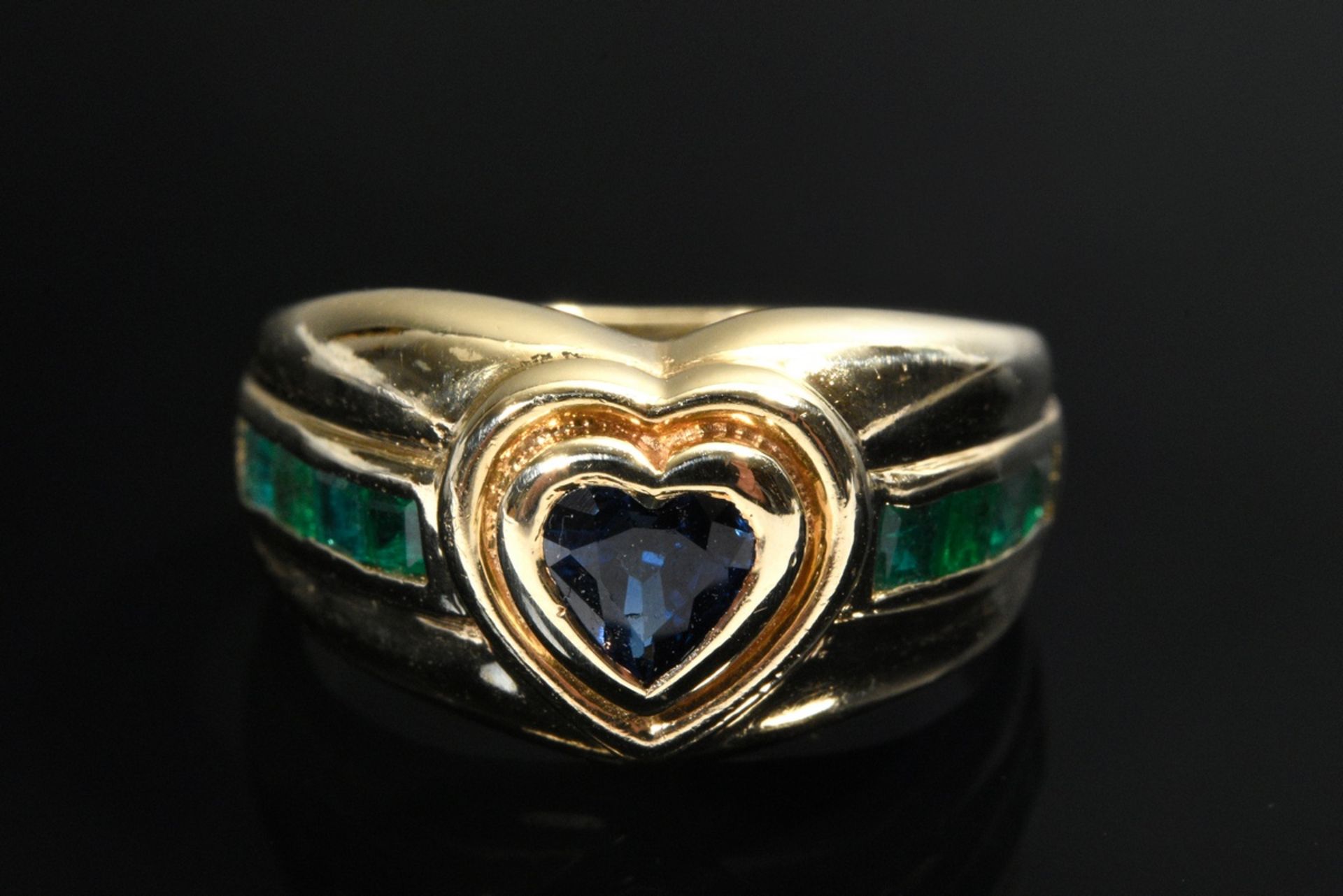Yellow gold 585 band ring with sapphire heart and 8 emerald carrés, 4.6g, size 49 - Image 3 of 4