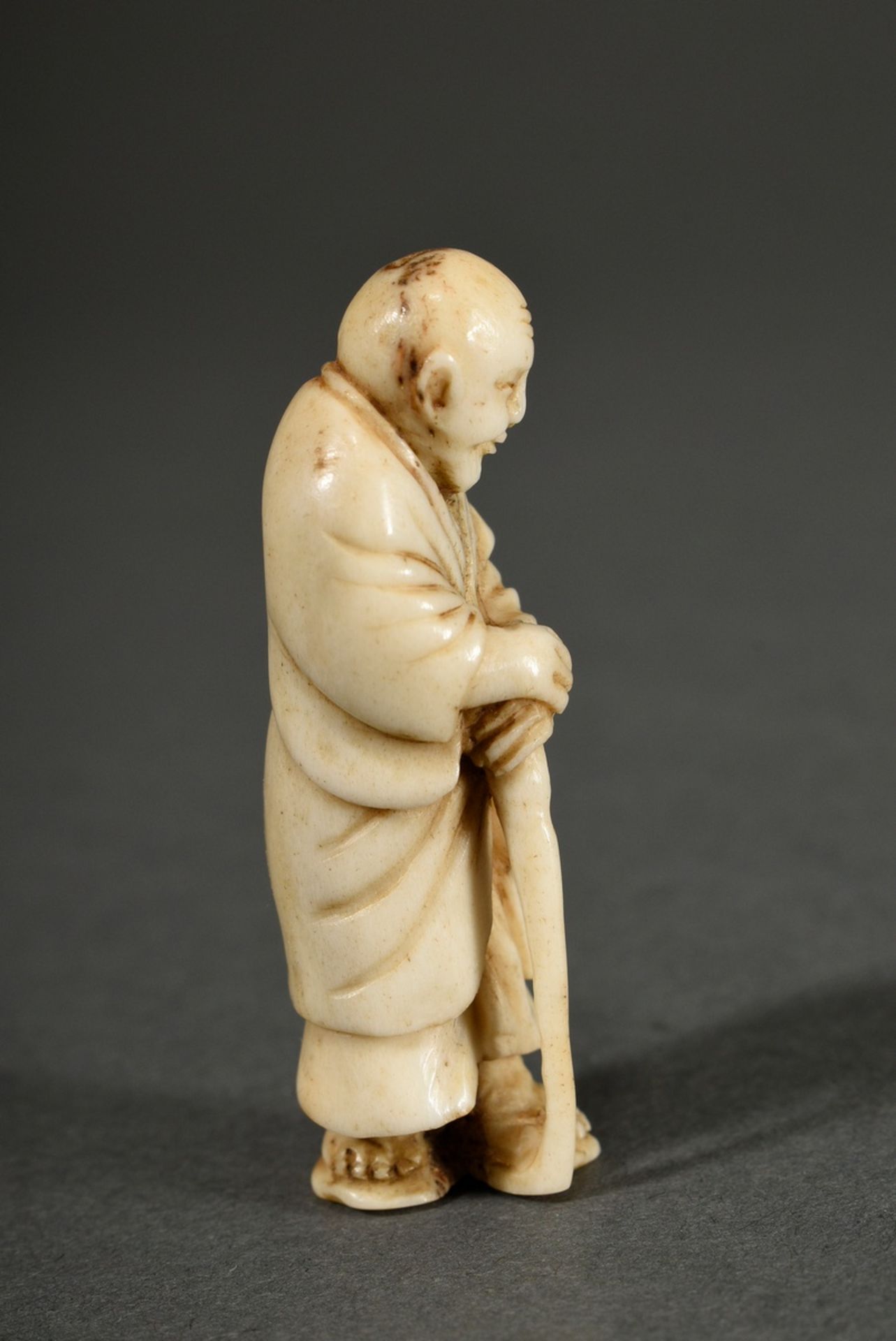 2 Diverse Tierzahn Netsuke: "Blinder Mann mit Stock" (H. 4,8cm) und "Sitzender Mann mit Venusmusche - Bild 3 aus 9