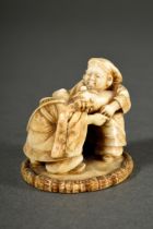 Feines Elfenbein Netsuke "Die Glücksgötter Daikoku und Fukurokuju im Sumo Ring", im roten Lacksiege