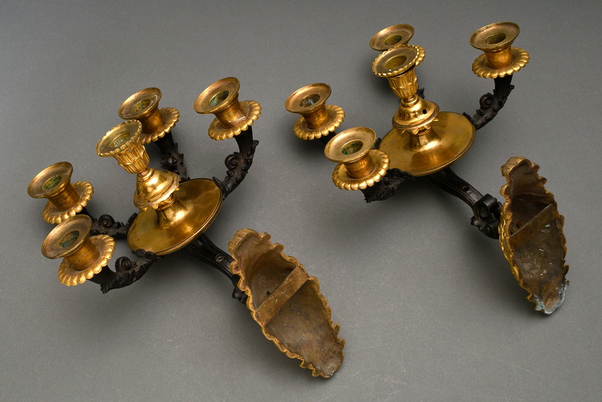 Pair of fire-gilt and bronze wall appliques with leaf and volute decorations, 5 flames, France 2nd  - Image 3 of 6