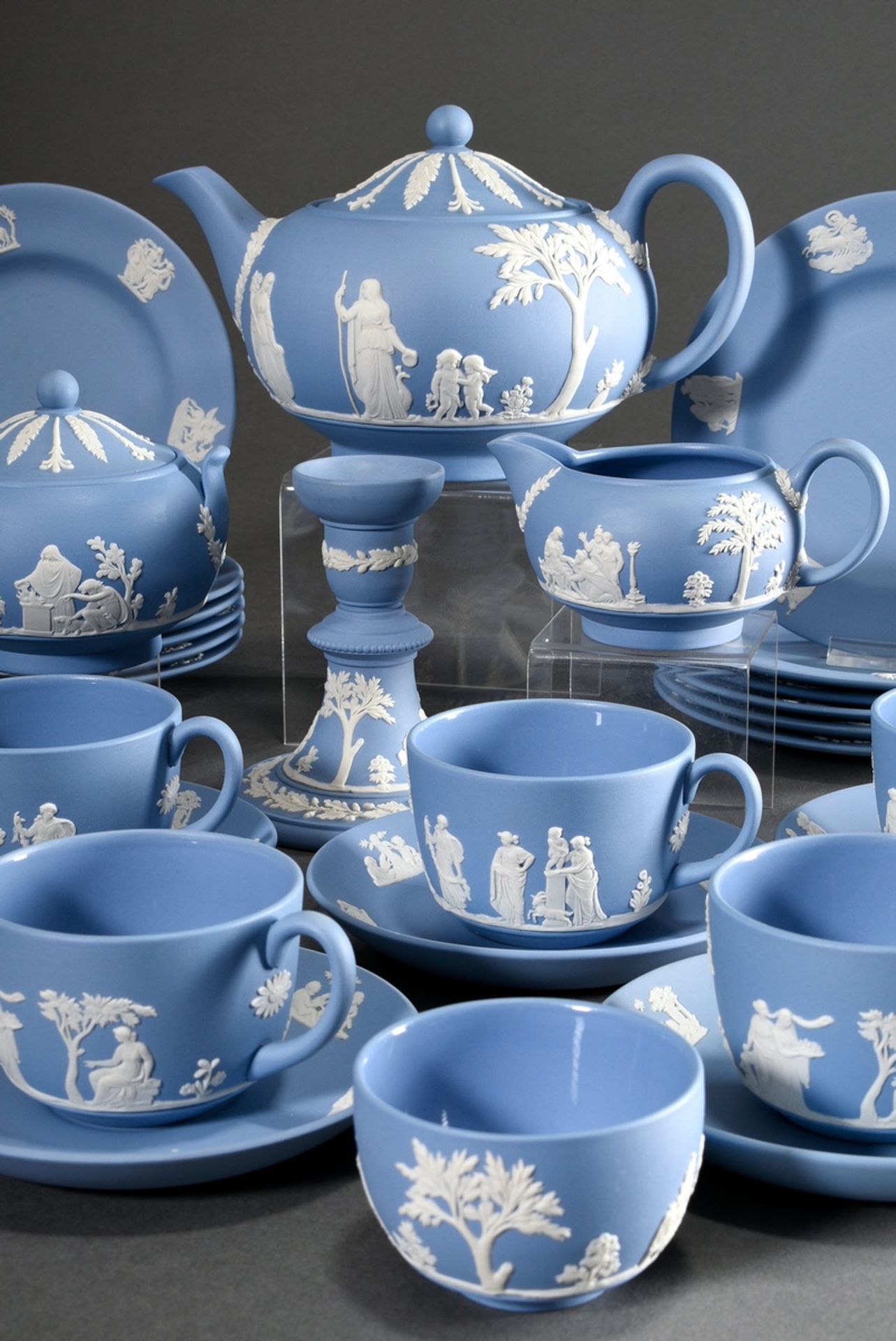 29 Teile Wedgwood Jasperware Teeservice mit klassischen Bisquitporzellan Reliefs auf hellblauem Fon