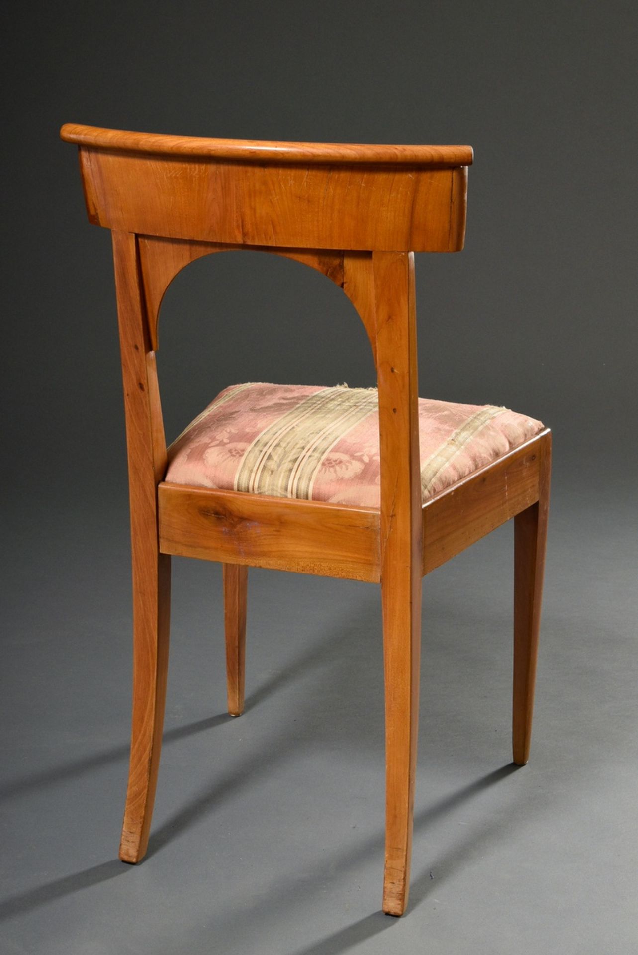 4 Schlichte Biedermeier Stühle mit Schaufellehne und Bogenelement im Rücken, Kirsche furniert, 1. H - Bild 7 aus 8