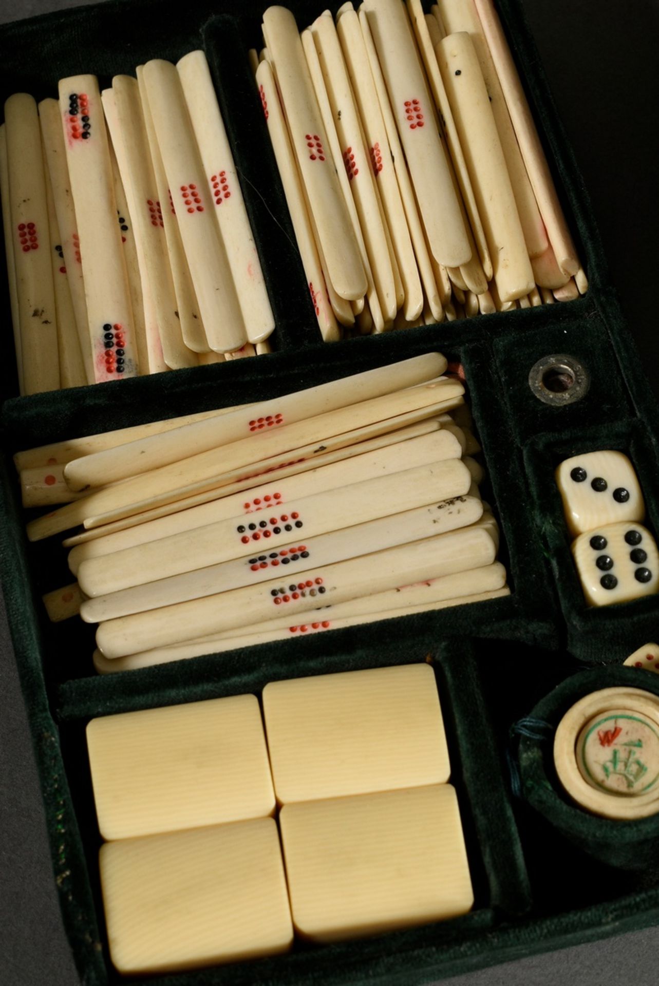 Mahjong Spiel in Samt ausgekleidetem Lederkoffer mit Bambus-Bakelit Spielsteinen, -stäbchen und -wü - Bild 3 aus 7