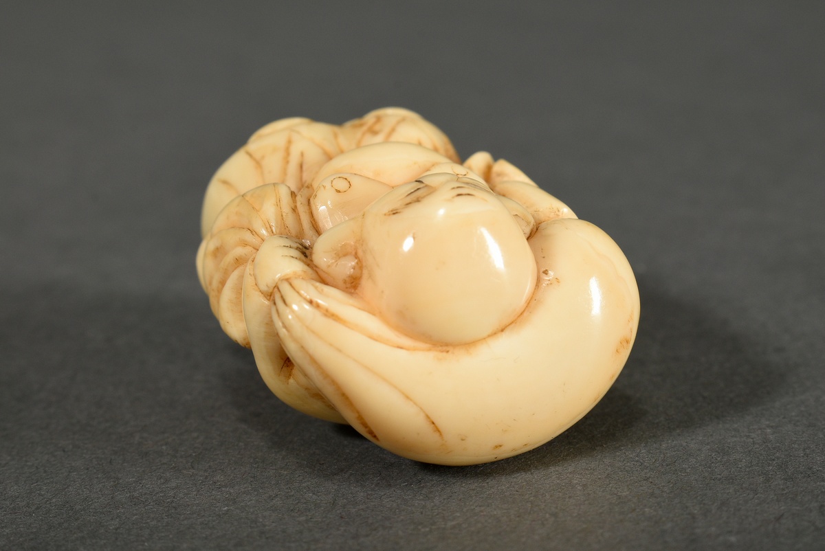 Netsuke ‘Hotei with sack on shoulder’, whale tooth hollowed out inside, 1 Himotoshi, early 20th c., - Image 4 of 4