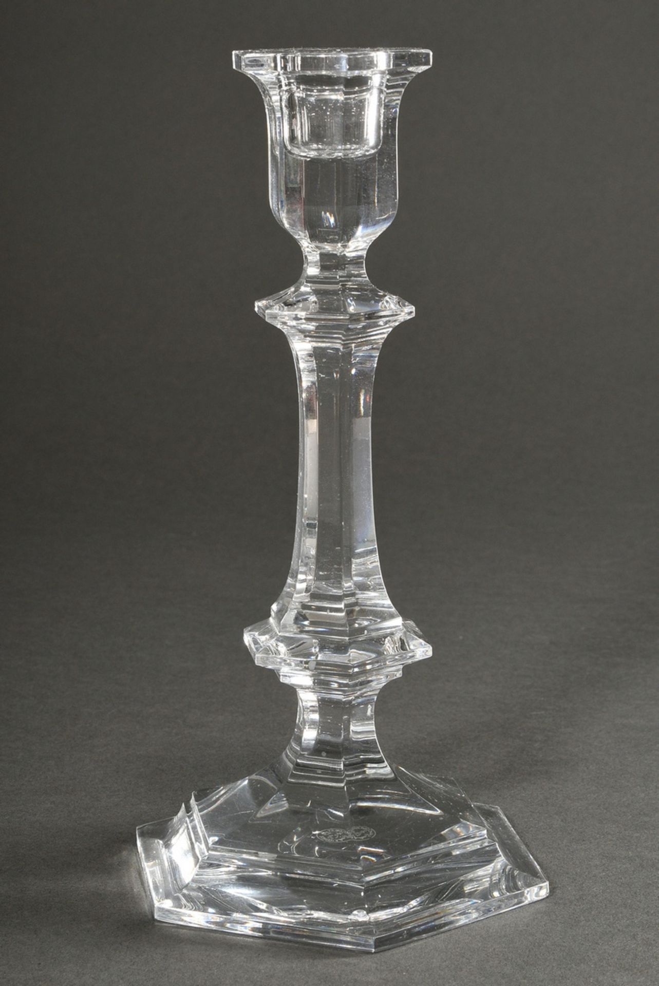 Oktogonaler Baccarat Kristall Leuchter mit facettiertem Balusterschaft, Boden sign., H. 22cm, min. 