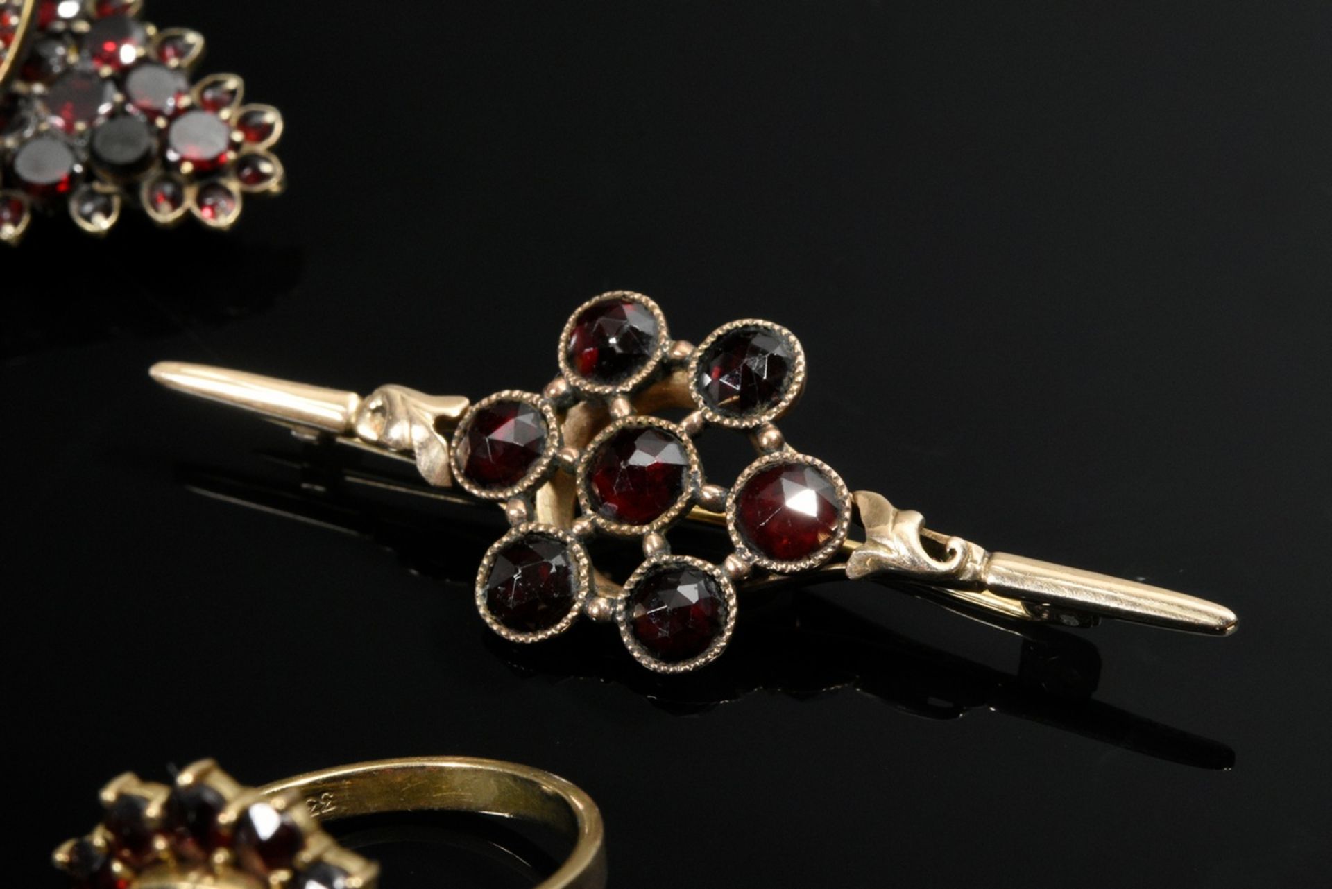 7 Various pieces of garnet jewelry: tombac necklace (l. 47cm), needle (l. 4.3cm), pair of earrings  - Image 7 of 8