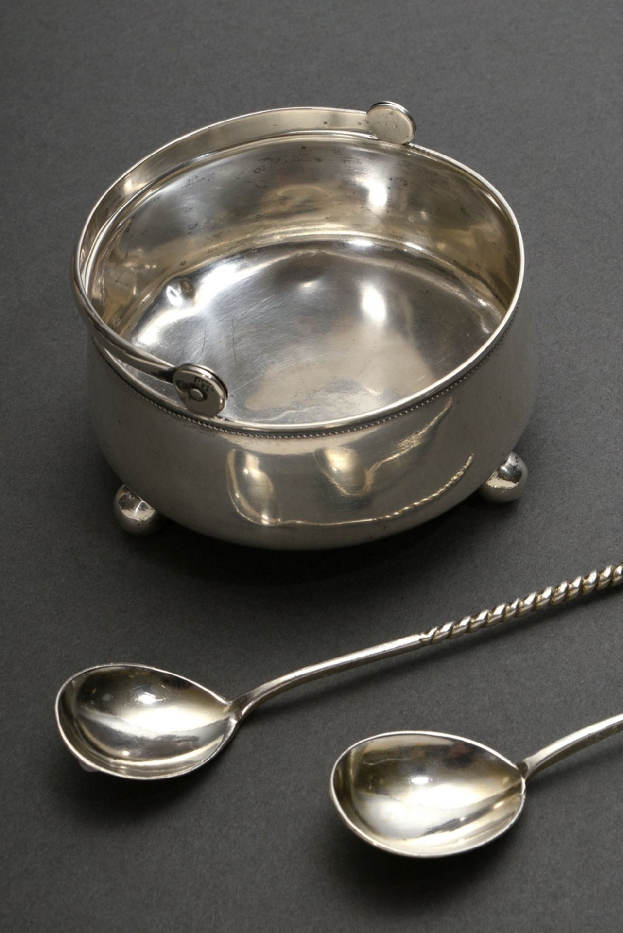 3 Diverse Teile russisches Silber: Zuckerkörbchen mit Klappbügel auf Kugelfüßchen (MZ: BTC, 84 Zolo