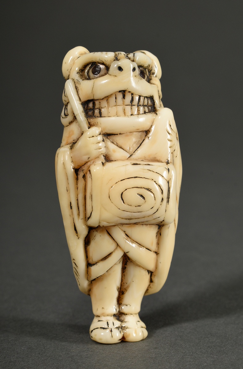 Hirschhorn Netsuke "Shishimai Tänzer mit Löwenmaske und Trommel", partiell eingefärbt mit eingelegt