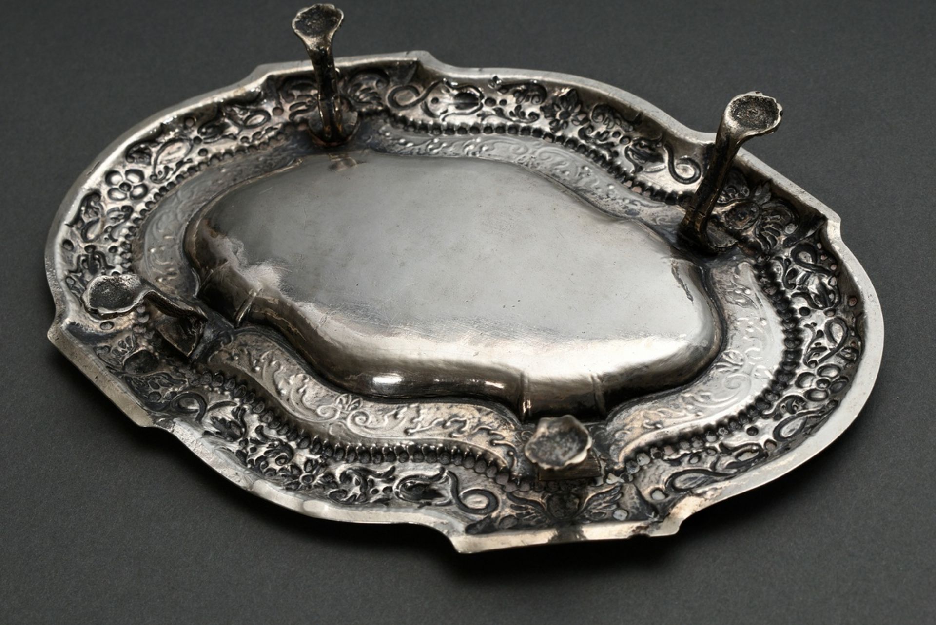 Oval Régence presentoir with richly decorated rim on paw feet, c. 1720, MM: ‘PW’, silver, 159g, 13x - Image 2 of 3