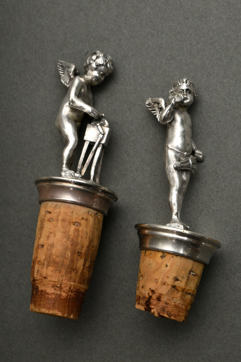 2 Diverse plastische Flaschenkorken, Metall versilbert, um 1900: Amoretten mit Schleifstein und The - Bild 2 aus 4