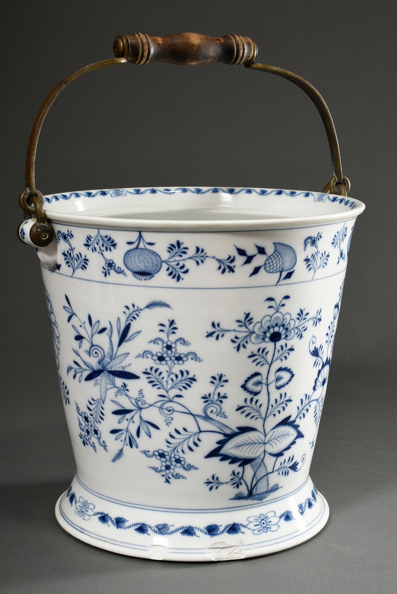 Large Meissen water bucket "Onion pattern" with brass handle and wooden handle, model no.: G192, bo - Image 2 of 8