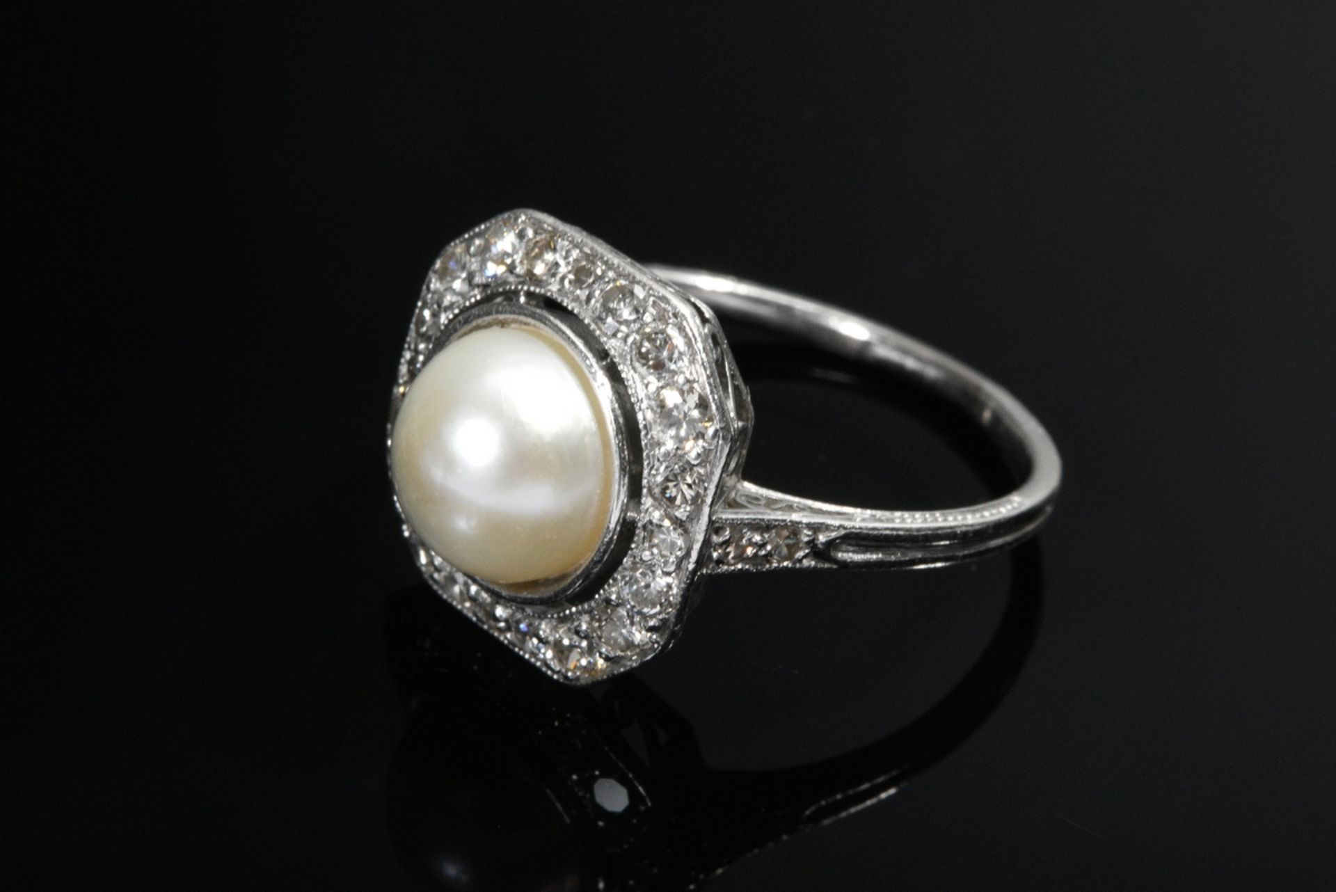 Art Deco platinum ring with cultured pearl in octagonal brilliant-cut diamond bezel and small octag - Image 2 of 4