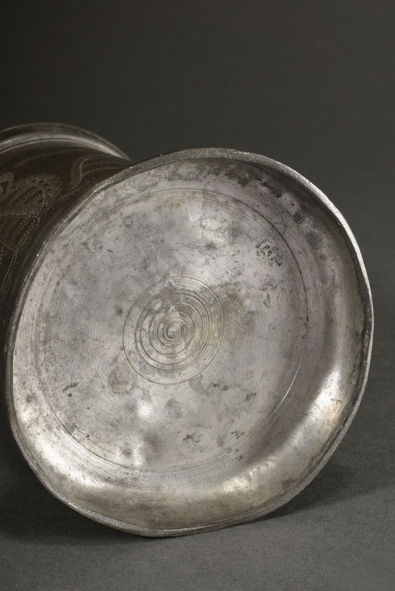 Kleiner Zinn Humpen in Zylinderform mit ausgestelltem Stand, gewölbter Scharnierdeckel mit kugelför - Bild 8 aus 8