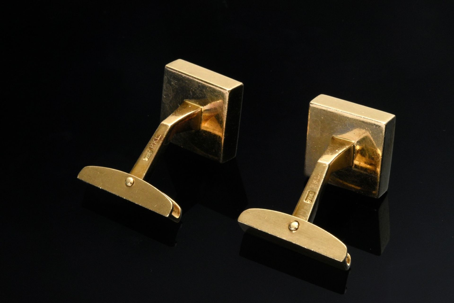 Pair of classic 750 yellow gold cufflinks with lapis lazuli carreés, 22.2g, 1.3x1.3cm - Image 2 of 2