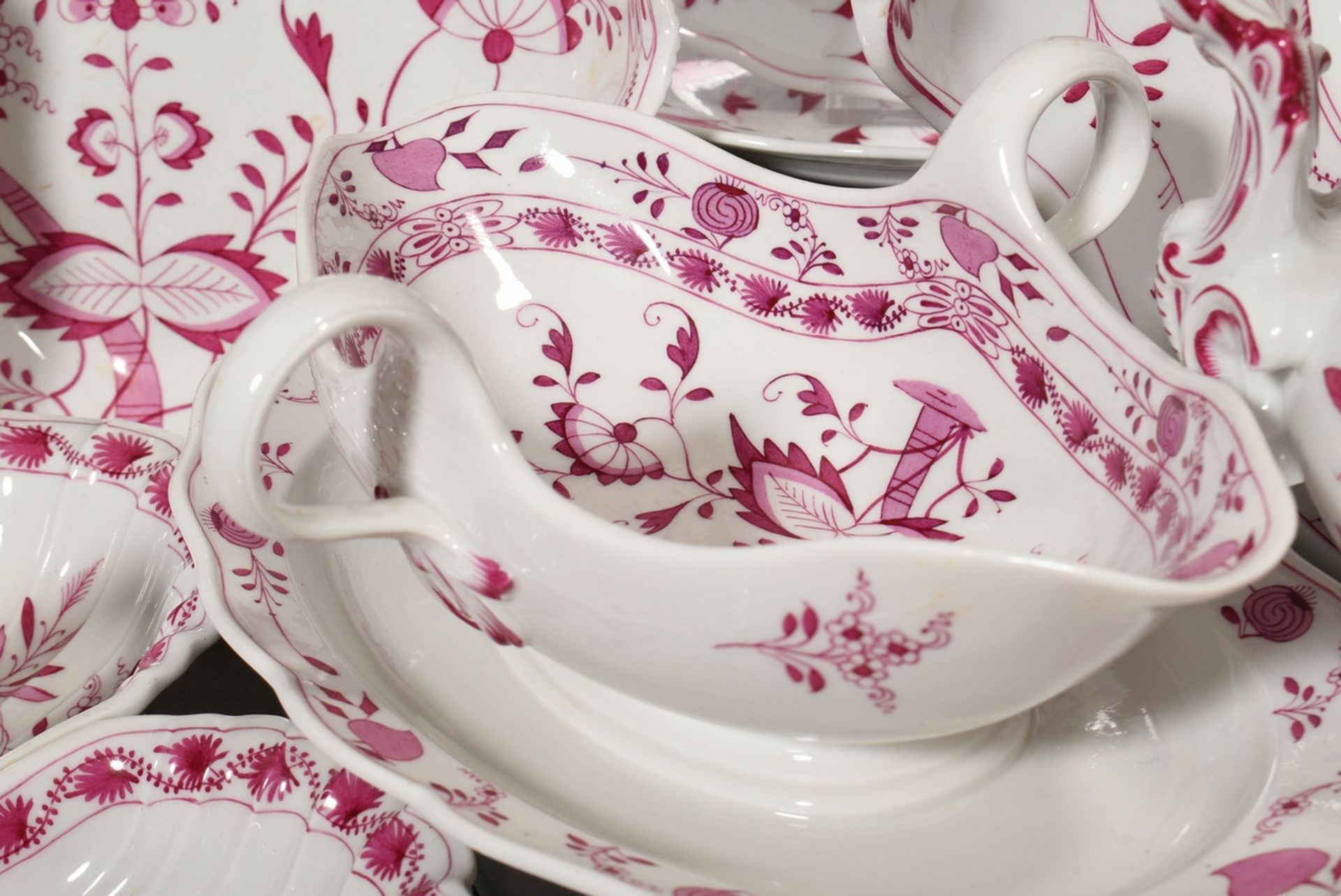 65 Pieces rare Meissen dinner service "Zwiebelmuster Pink", custom made around 1900, consisting of: - Image 15 of 27