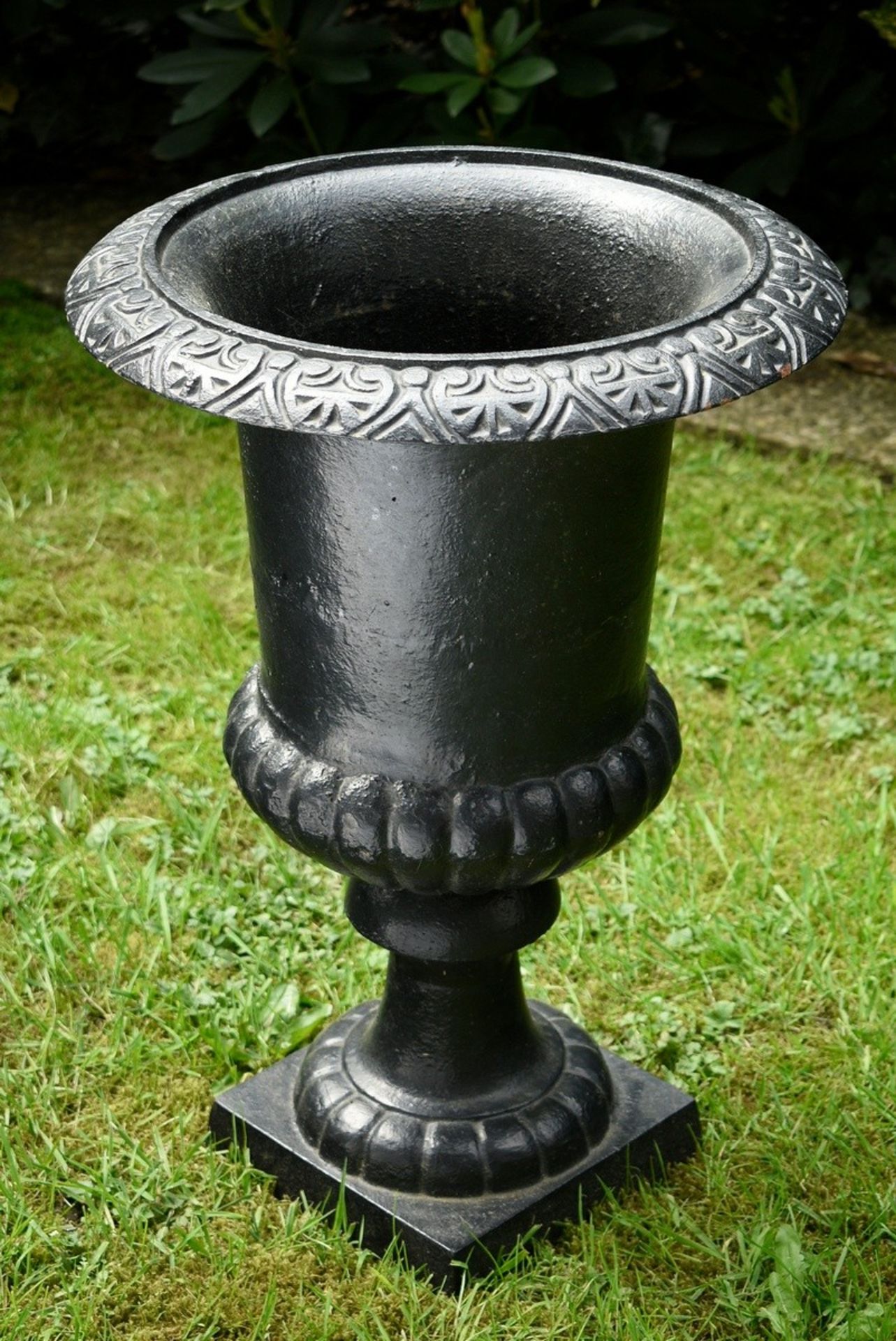 Klassische Eisen Garten Vase, H. 70cm, Ø 49cm - Bild 2 aus 3