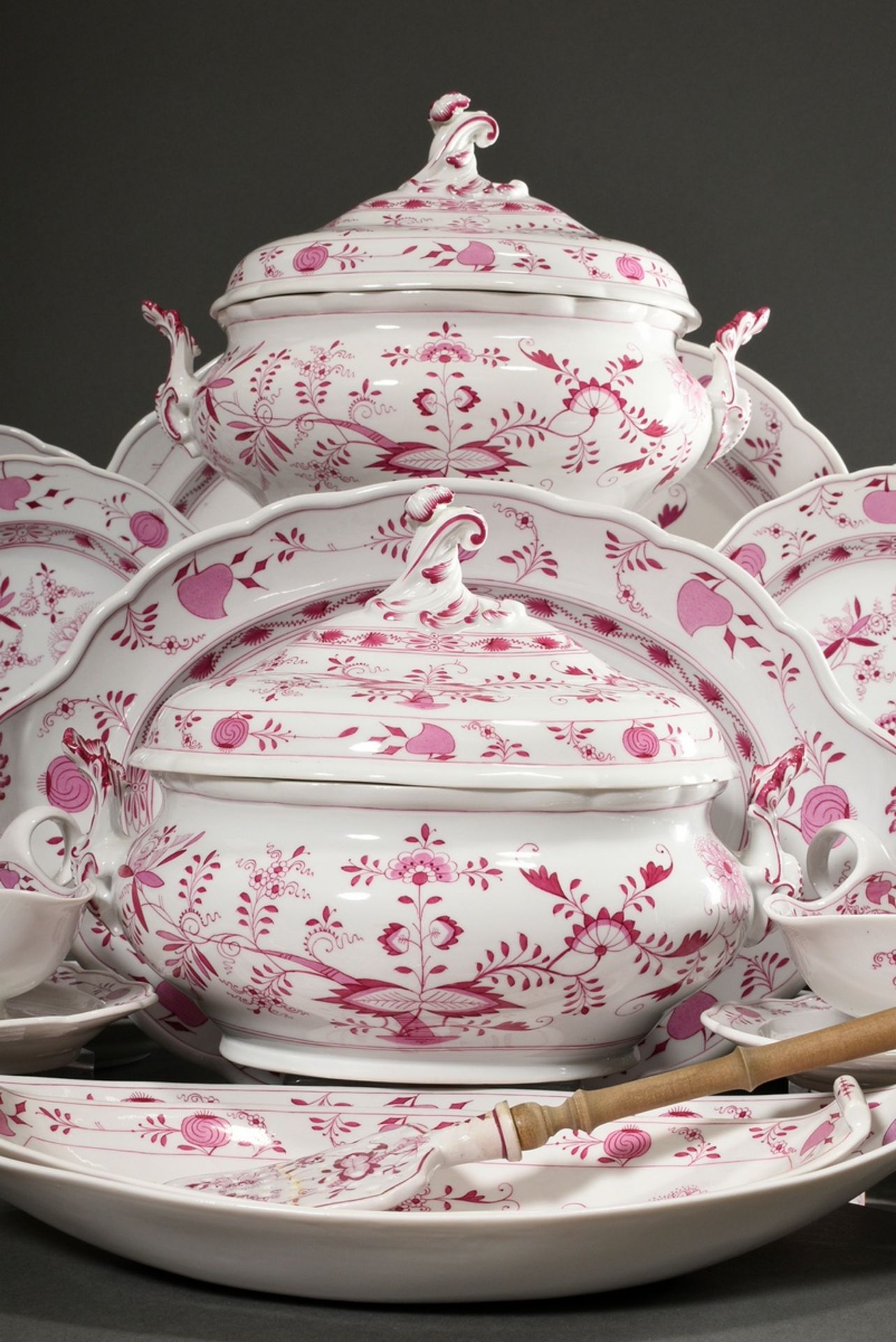 65 Pieces rare Meissen dinner service "Zwiebelmuster Pink", custom made around 1900, consisting of: - Image 13 of 27