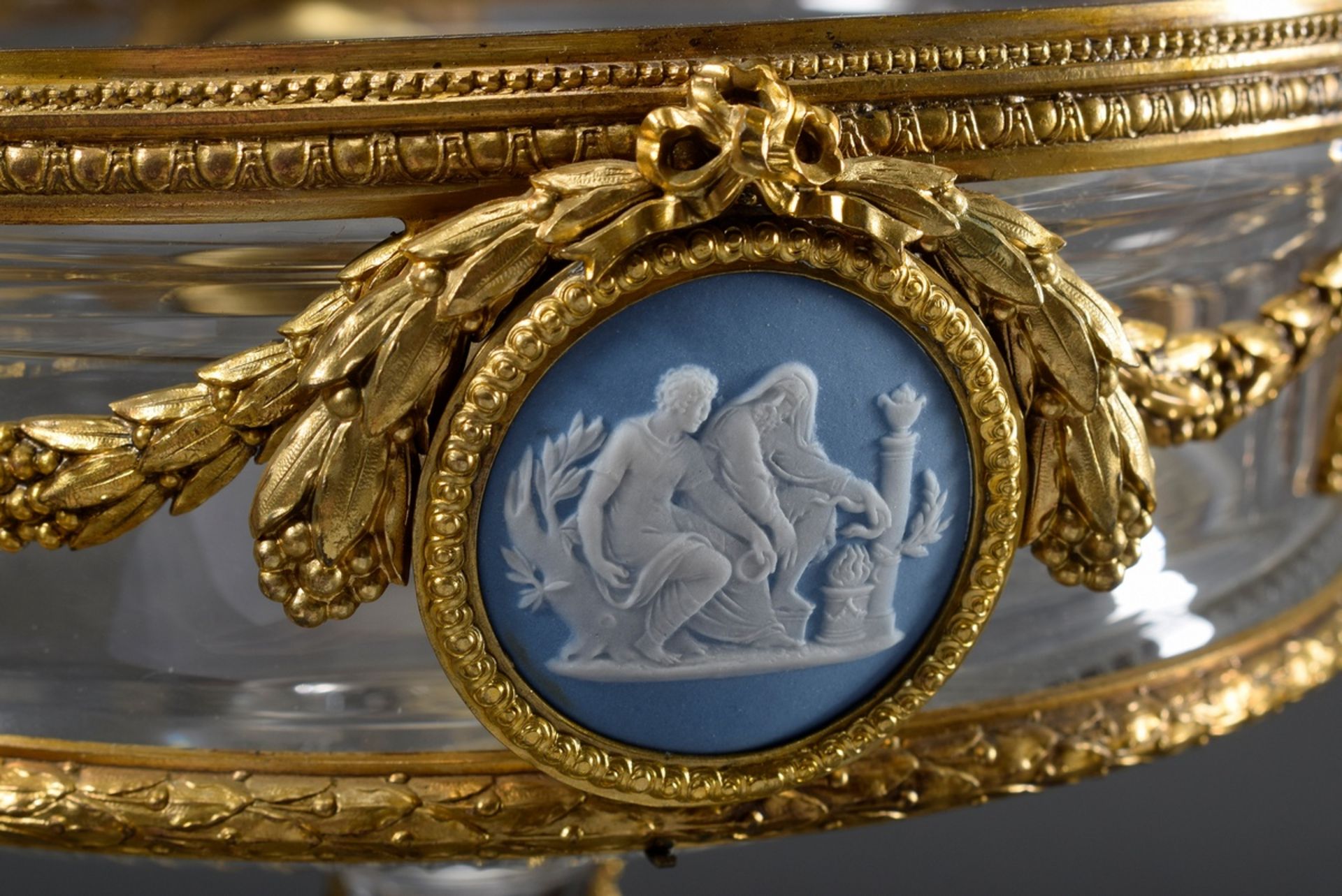 Dekorativer Glas Tafelaufsatz mit Ormolu Fassung im Louis XVI Stil sowie zwei Wedgwood Medaillons u - Bild 5 aus 9