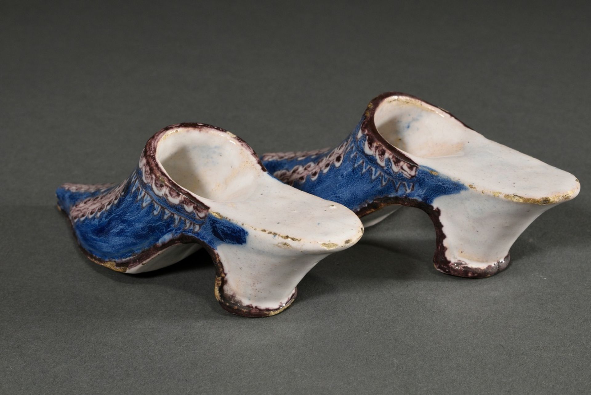 A pair of Kellinghusen ornamental slippers as a love gift after an engagement, sand-coloured body w - Image 2 of 3