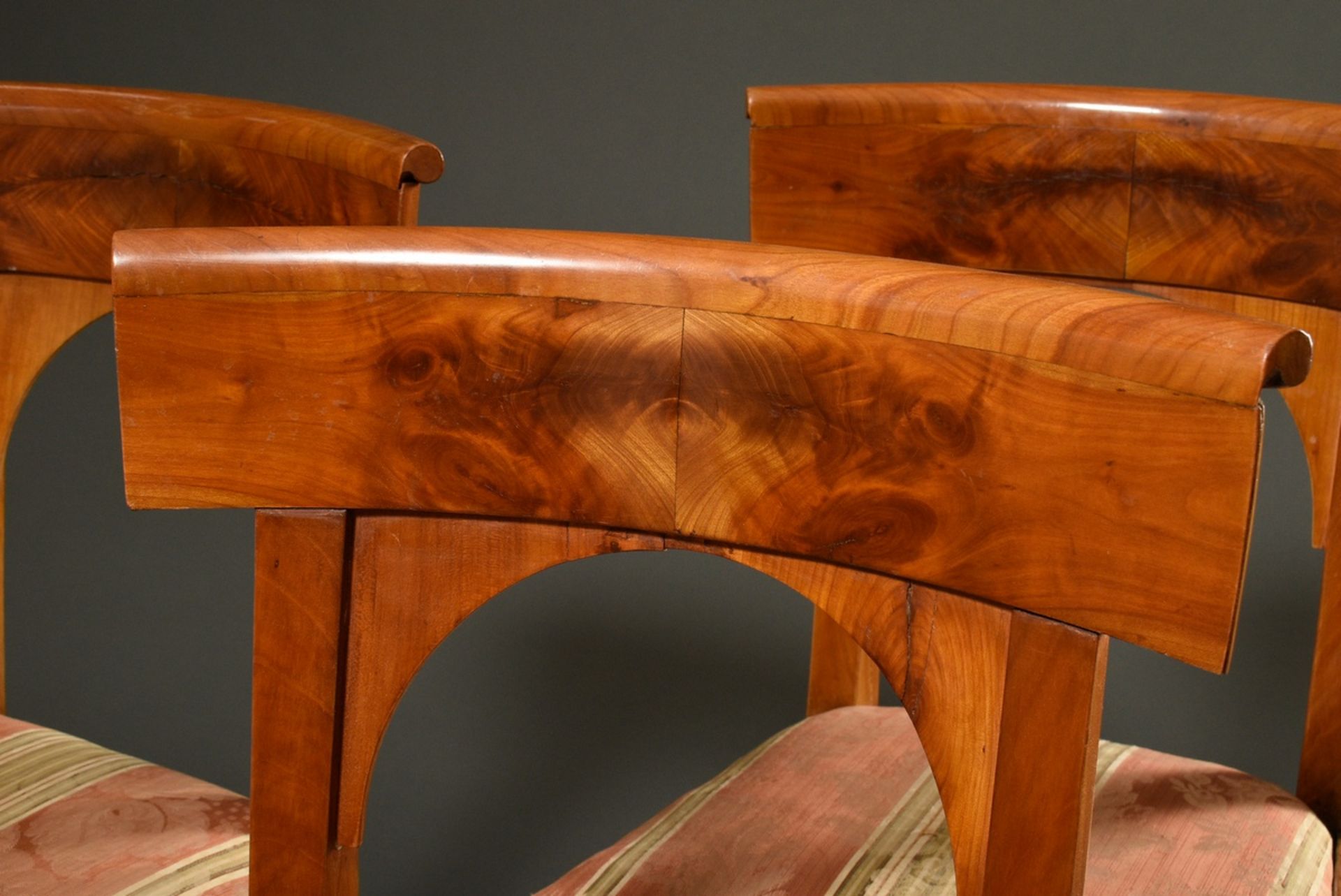 4 plain Biedermeier chairs with shovel backrest and arched element in the back, cherry veneer, 1st  - Image 5 of 8