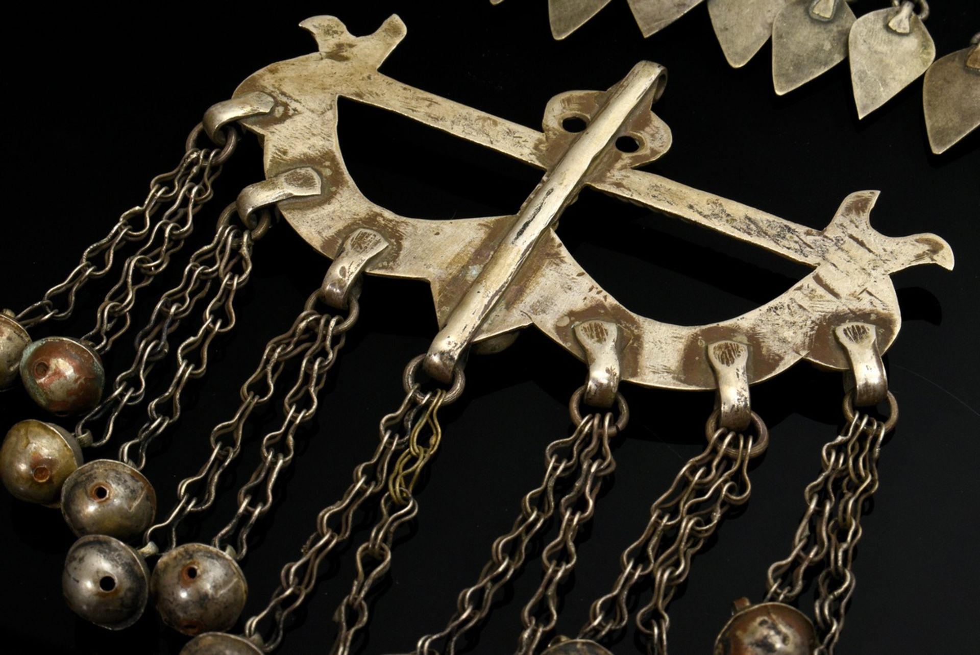 3 Yomud Turkmenen Amulette mit Schellenbehang: 2 Knabenamulette oder Talismane für die Jagd "Pfeil  - Bild 8 aus 8