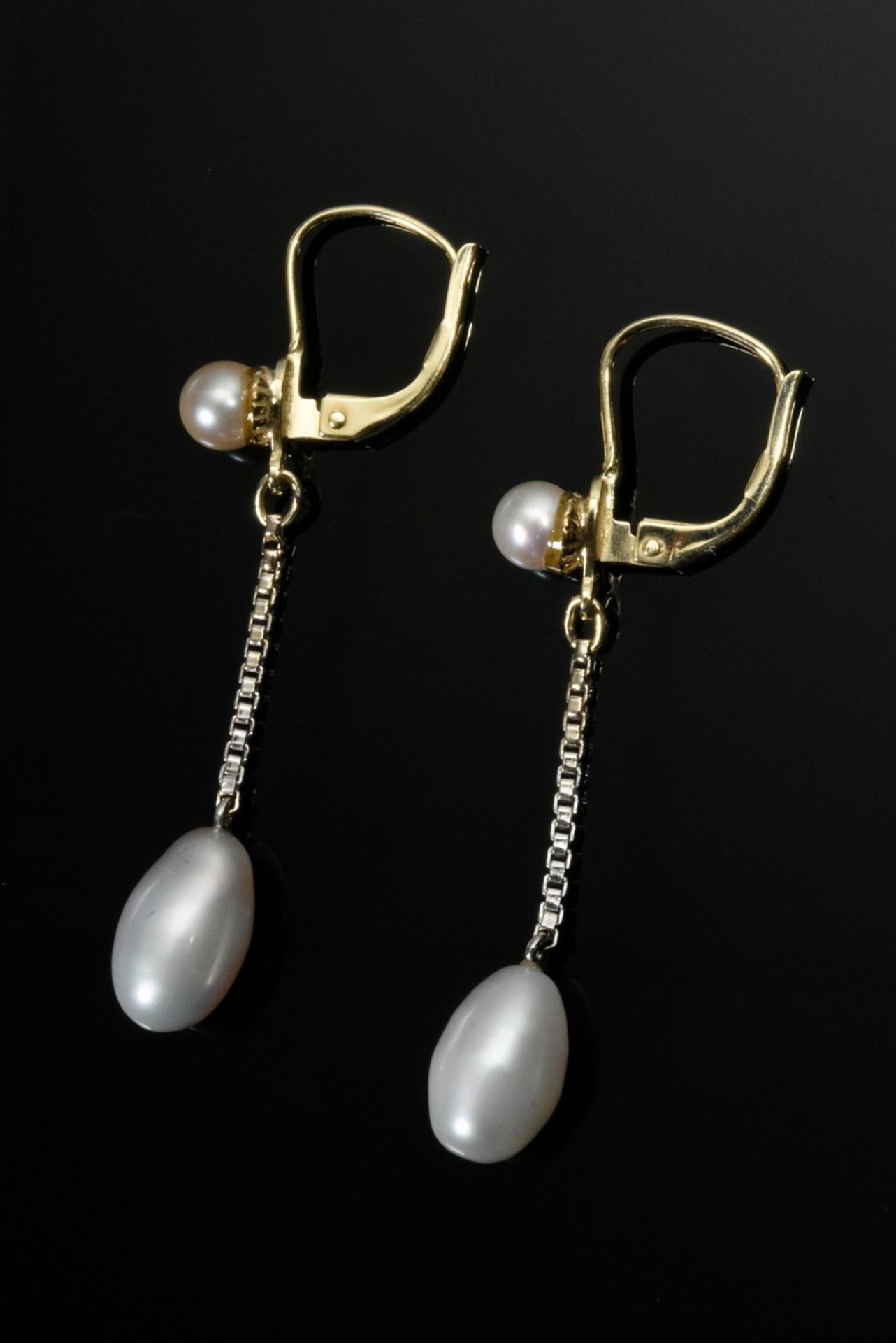 Pair of yellow gold 585 earrings with Akoya and Biwa pearls, 2.7g, l. 4.3cm - Image 2 of 2