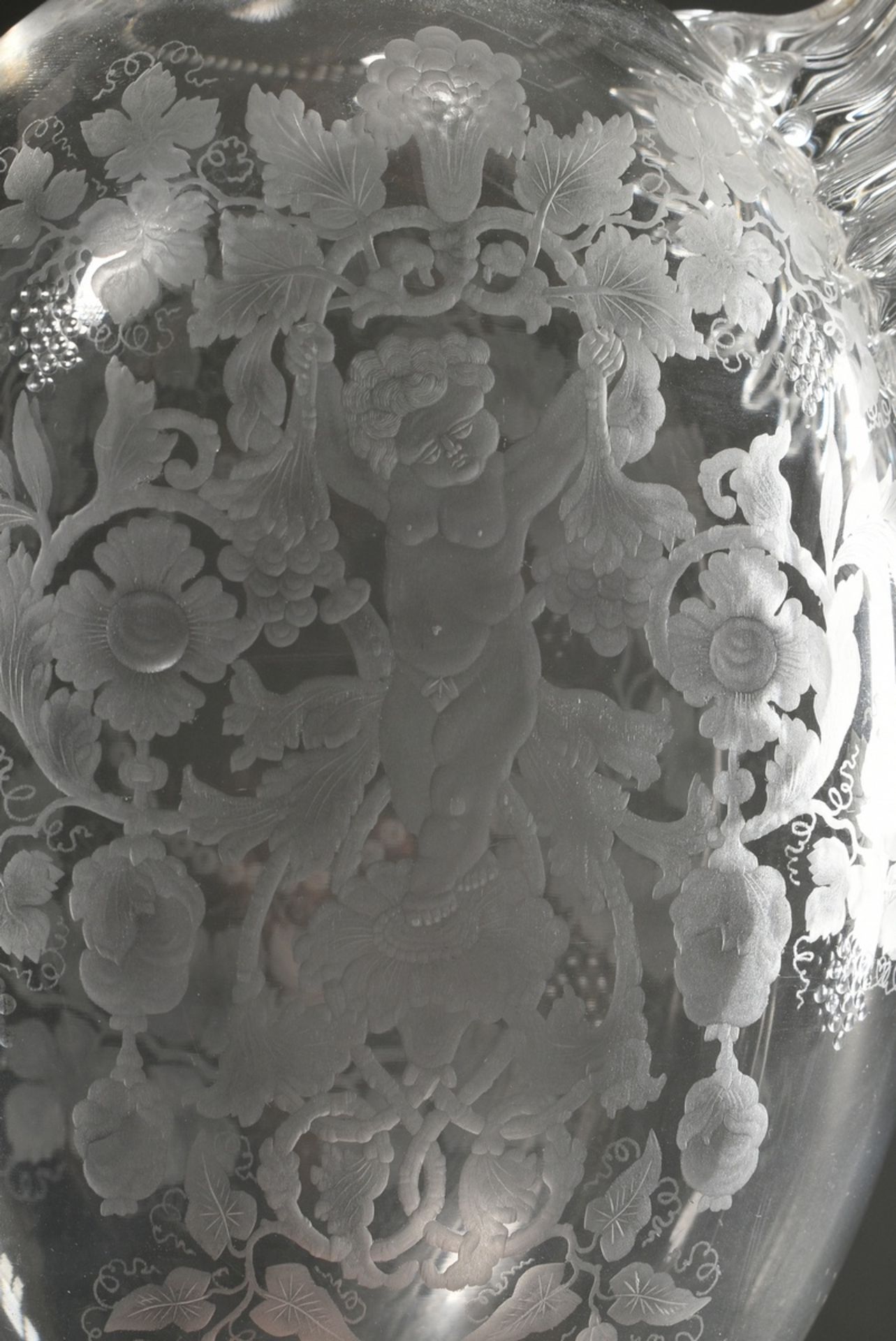 Reich beschliffene Kristall Kanne "Bacchusknabe in Weinlaub Kranz", um 1920, H. 25cm, Boden mit lei - Bild 4 aus 6