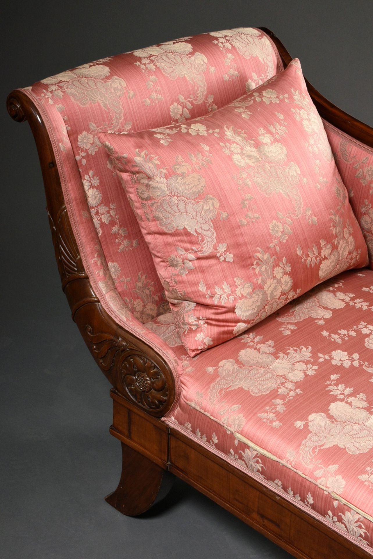 Elegante Biedermeier Chaiselongue mit Volutendetails und floralen Schnitzereien auf Säbelbeinen, No - Bild 3 aus 4