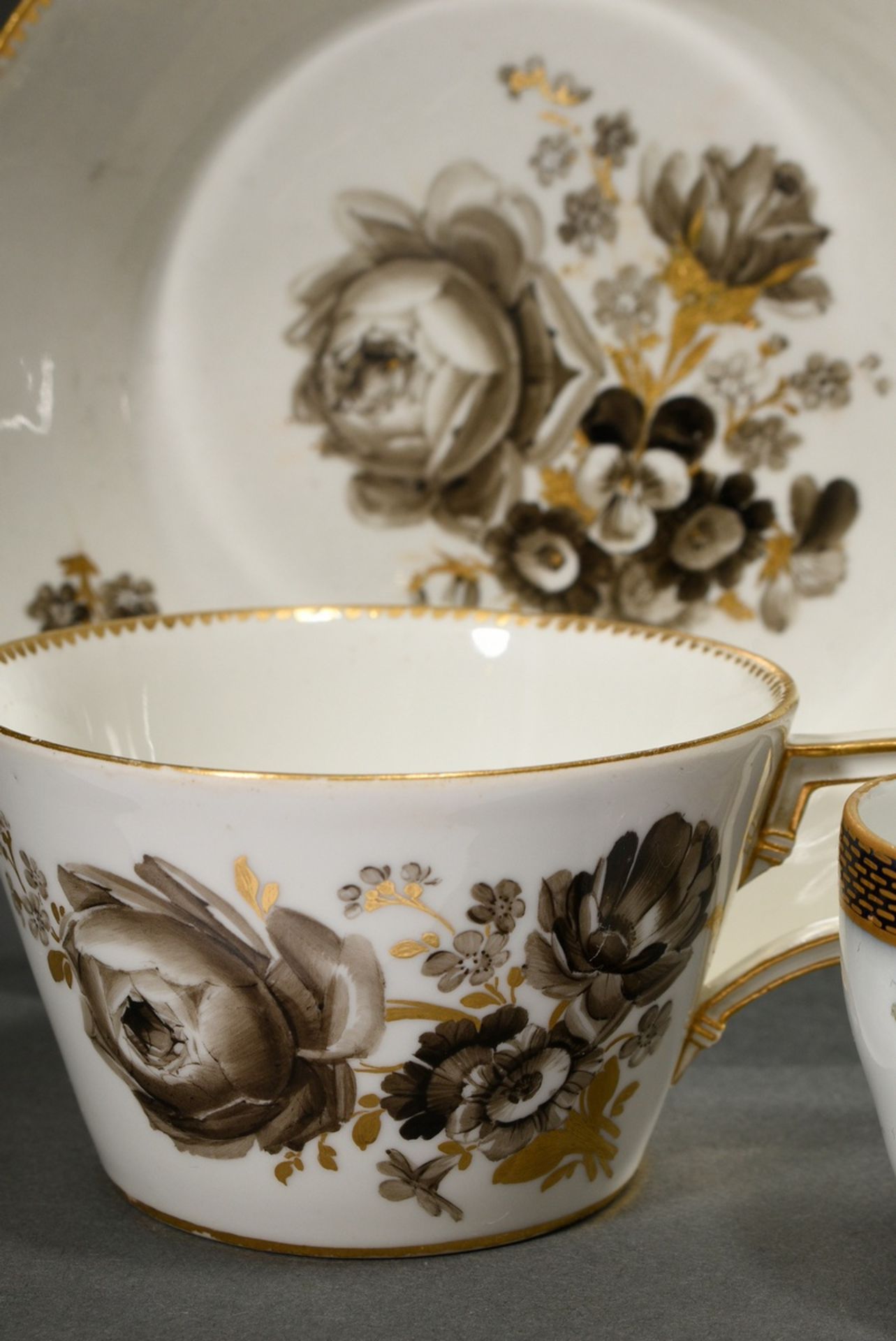 2 Diverse Meissen Tassen: 1 Marcolini Teetasse/UT mit eckigem Henkel und Grisaillemalerei mit Golds - Bild 5 aus 8