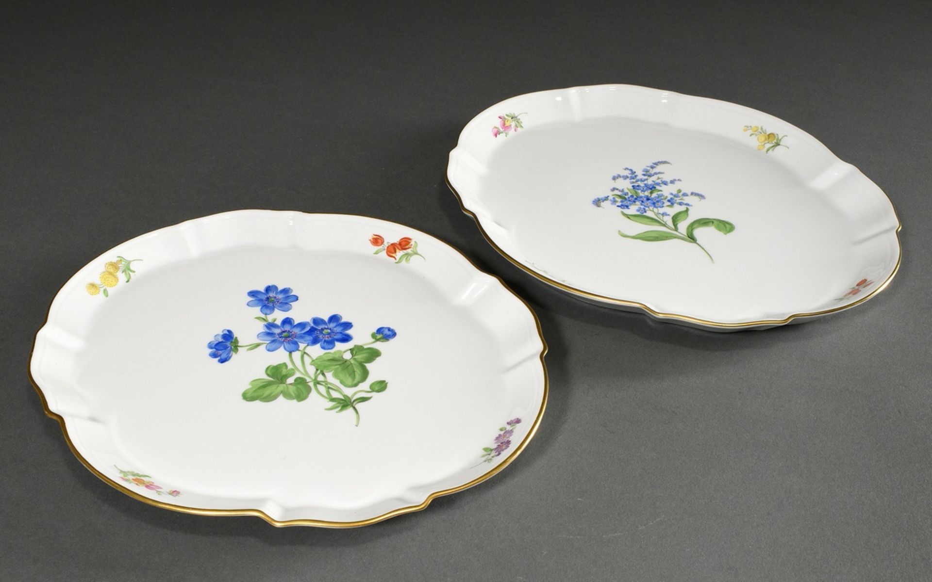 4 Various pieces Meissen "Deutsche Blume", after 1950: 2 oval platters (27x23cm) and 2 candlesticks - Image 4 of 9