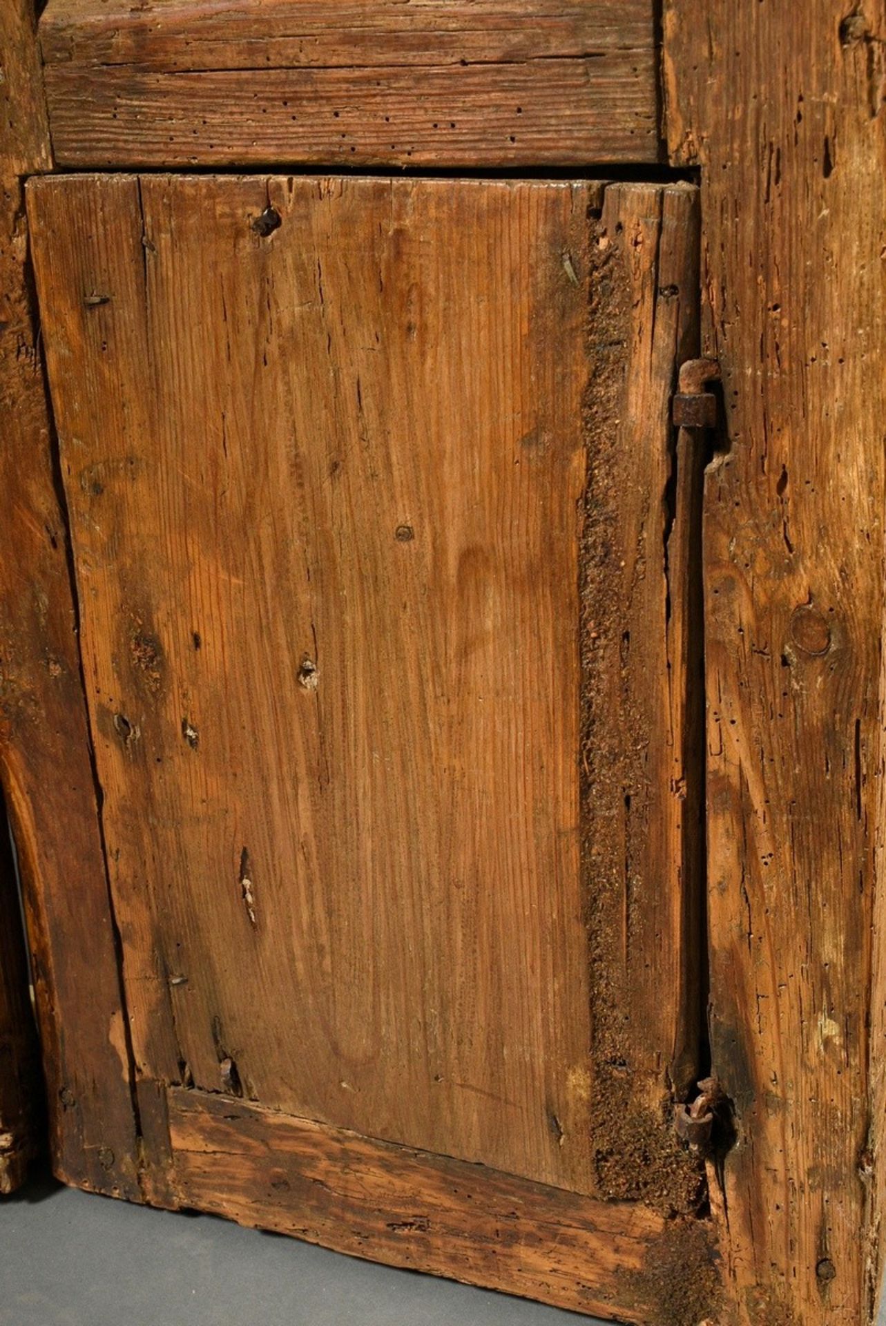 2 Eichen Türen mit Faltwerk Reliefschnitzereien in gotischer Façon in den Füllungen, Nadelholz, Mes - Bild 9 aus 9