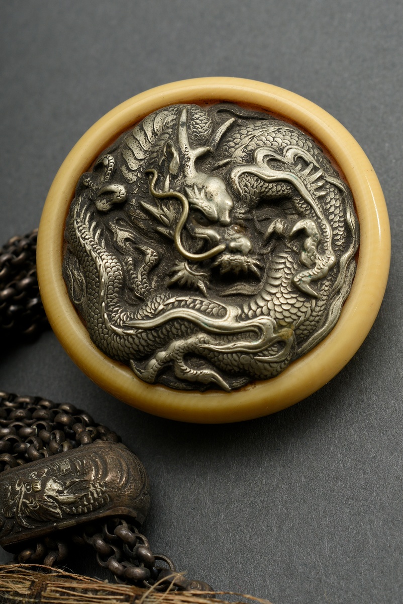 2 Diverse Tabakoire Täschchen mit Metall Ketten und Elfenbein Kagamibuta Netsuke "Drachen", Japan u - Bild 4 aus 17