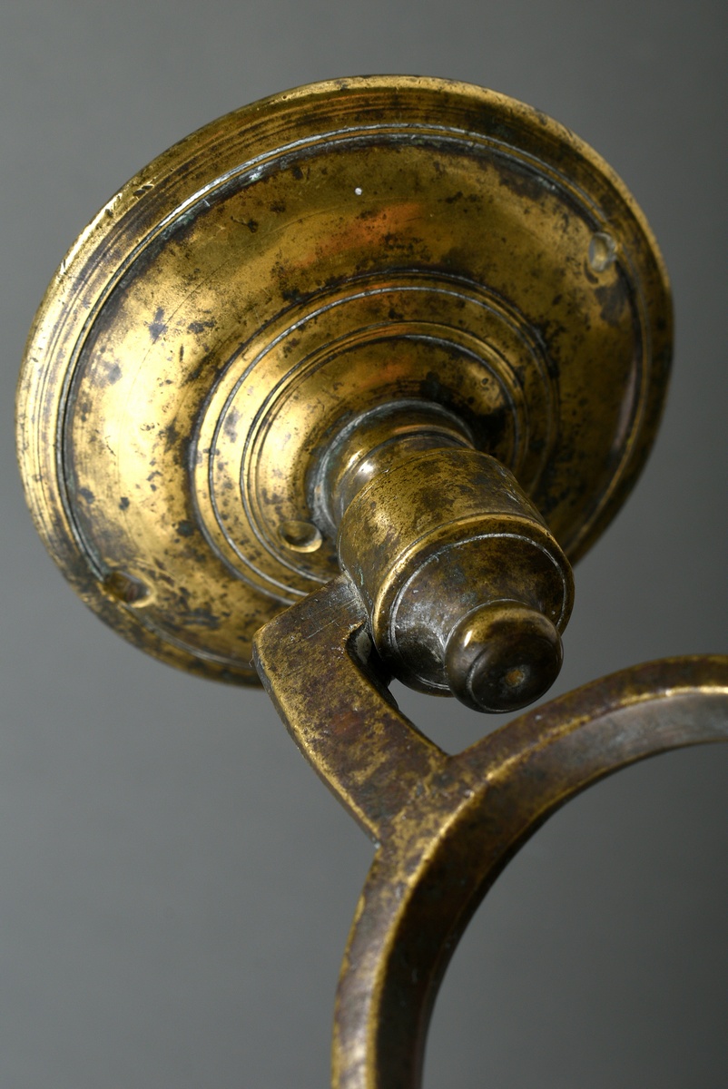 Bronze Wandapplike mit Volutenarm und schlichter Tropfschale, 18.Jh., 13x8,5x28cm - Bild 3 aus 7